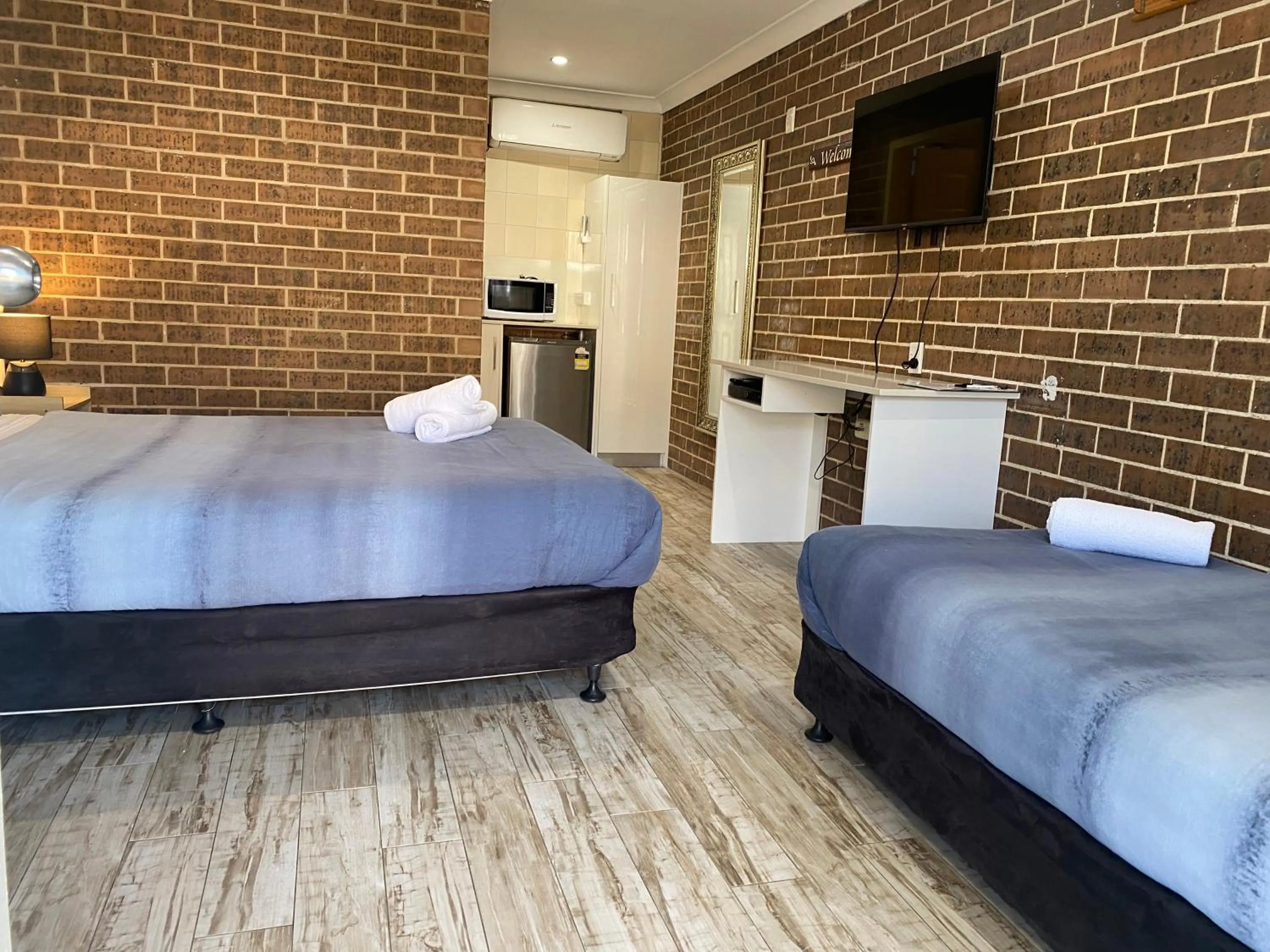 Bedroom, Bed in Buccaneer Motel