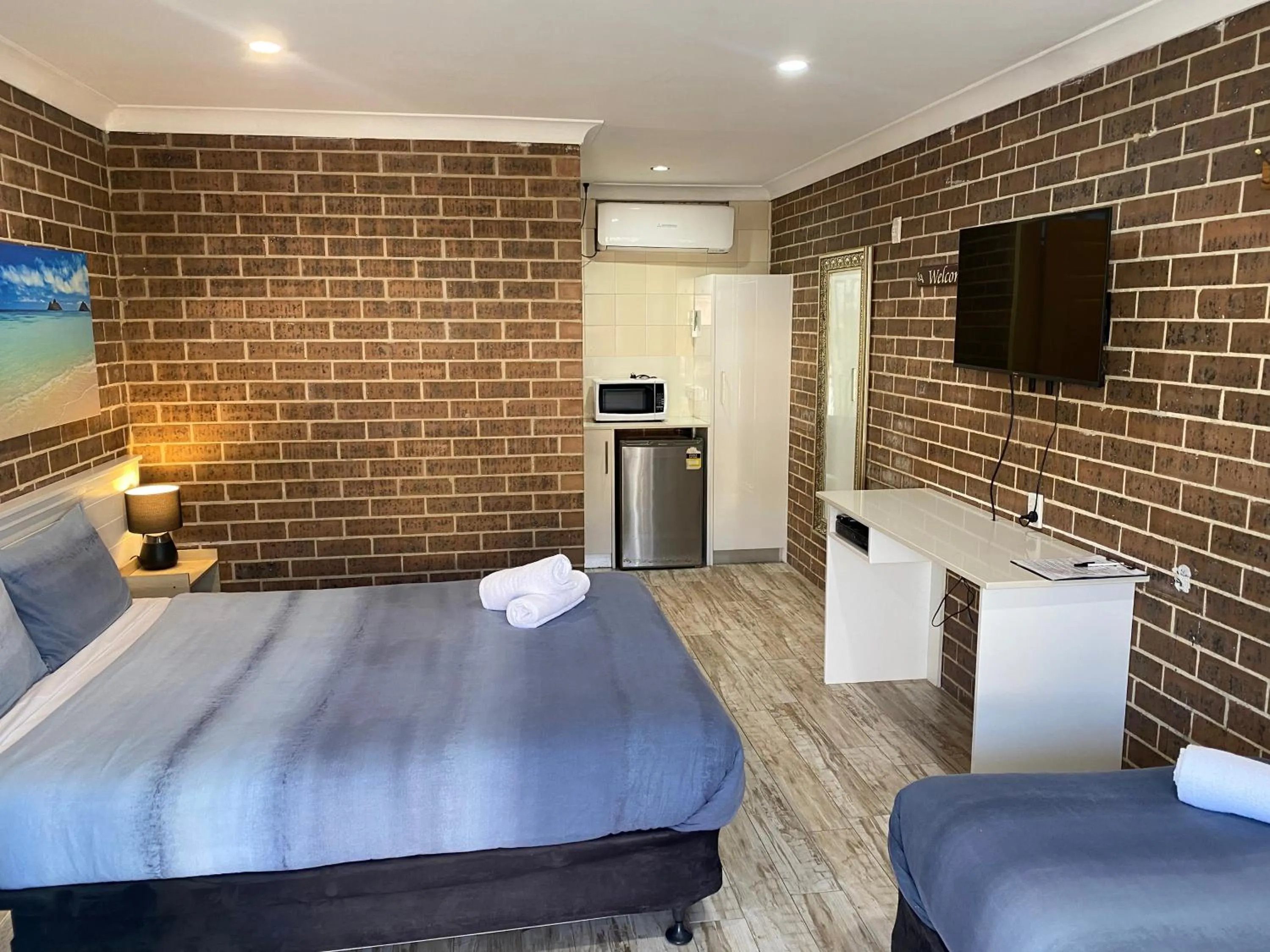 Photo of the whole room, Bed in Buccaneer Motel