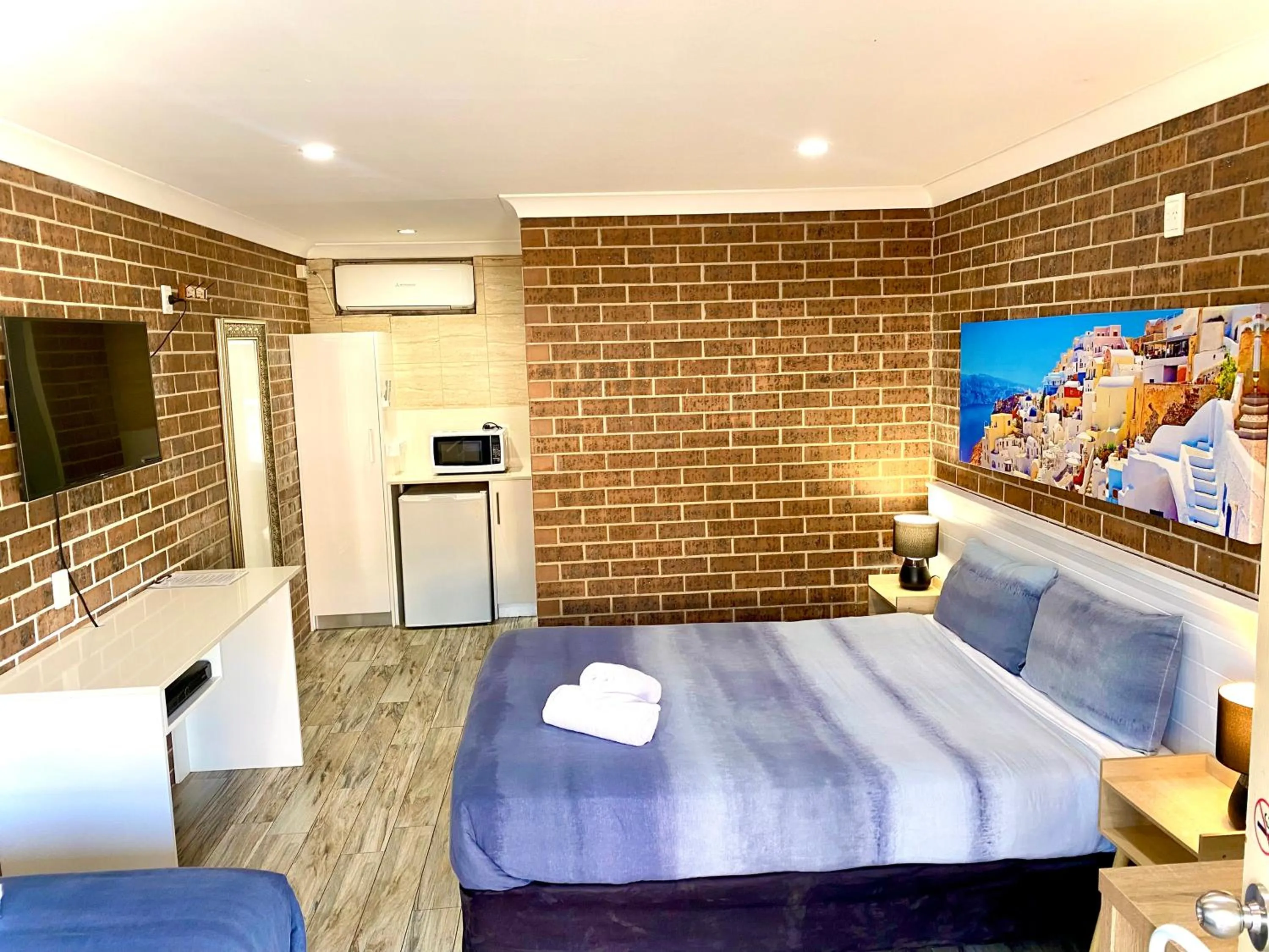 Bedroom, Bed in Buccaneer Motel