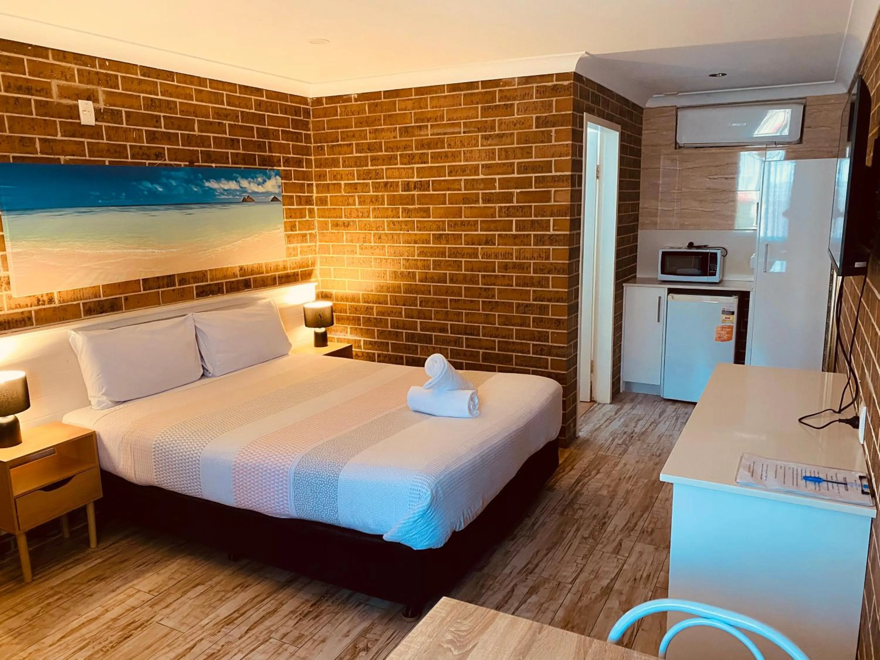 Bedroom, Bed in Buccaneer Motel