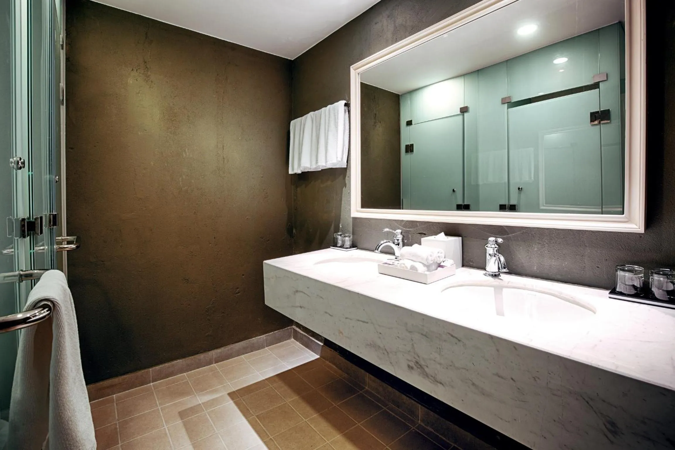 Shower in Mercure Danang French Village Bana Hills