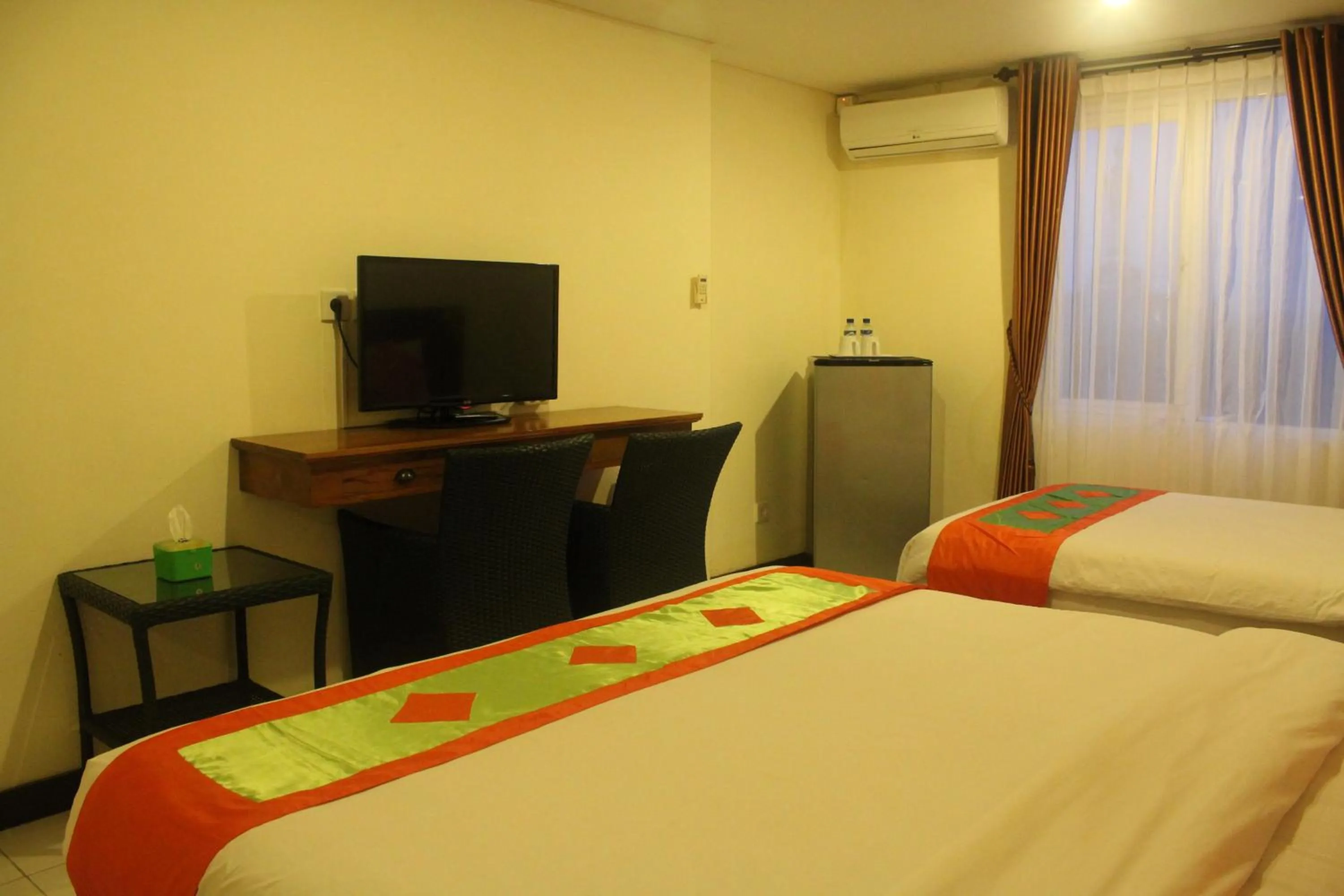 Bed, TV/Entertainment Center in Mahatma Residence