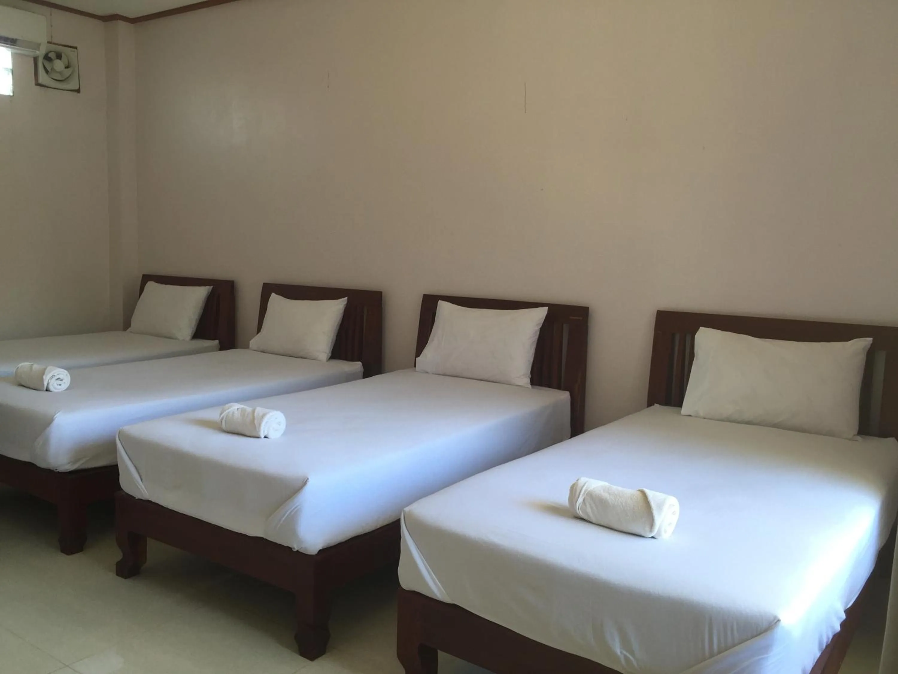 Bed in Mama Leurth Sunset Guesthouse