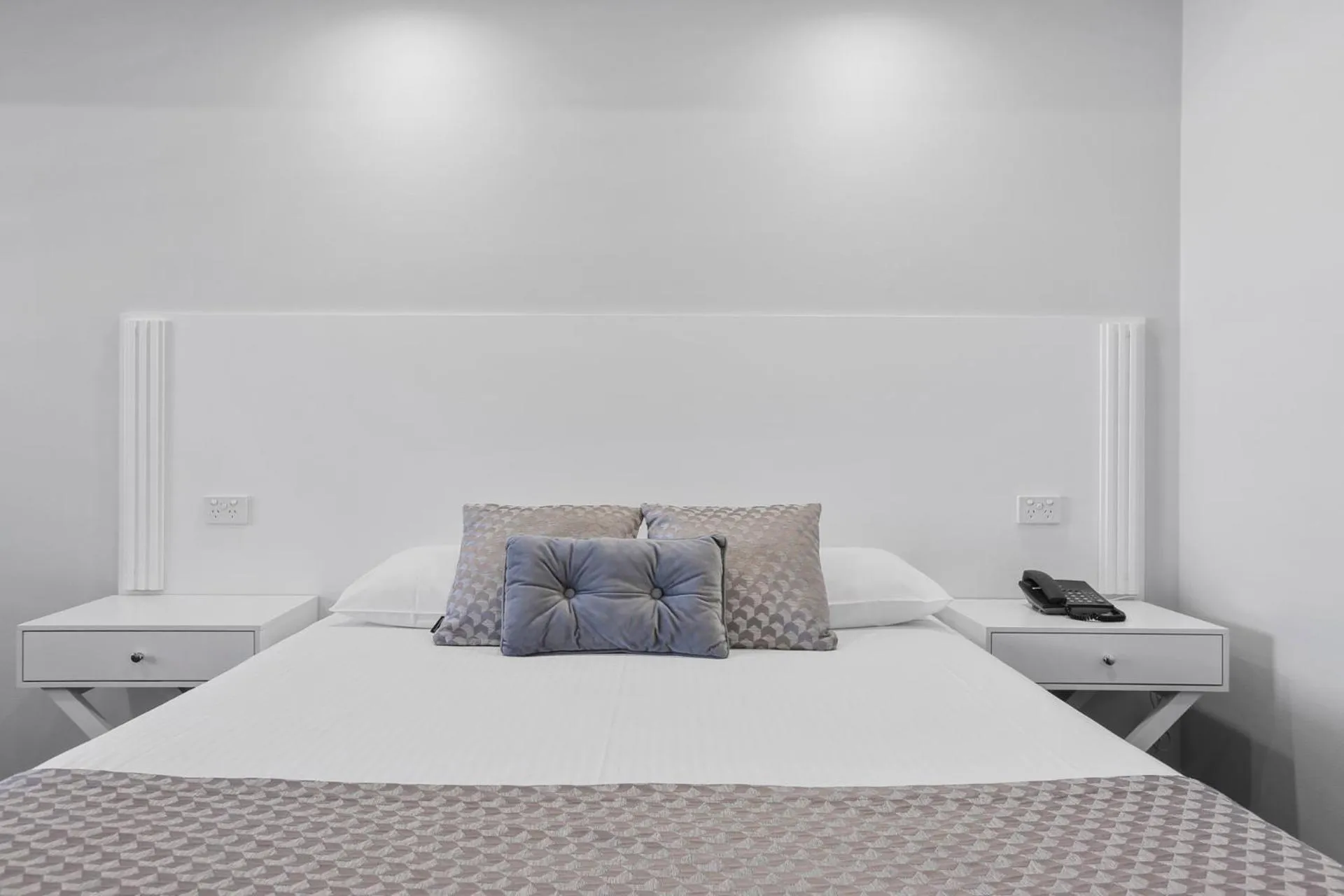 Bed in Shellharbour Village Motel