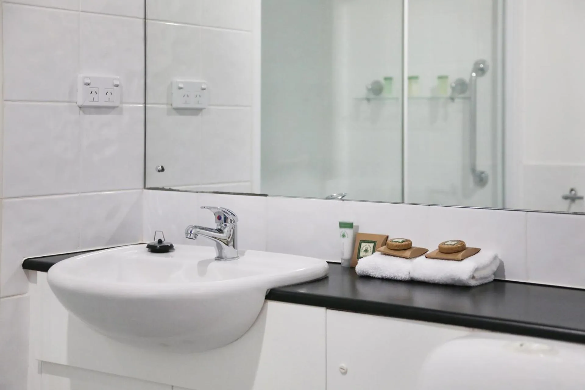 Bathroom in Shellharbour Village Motel