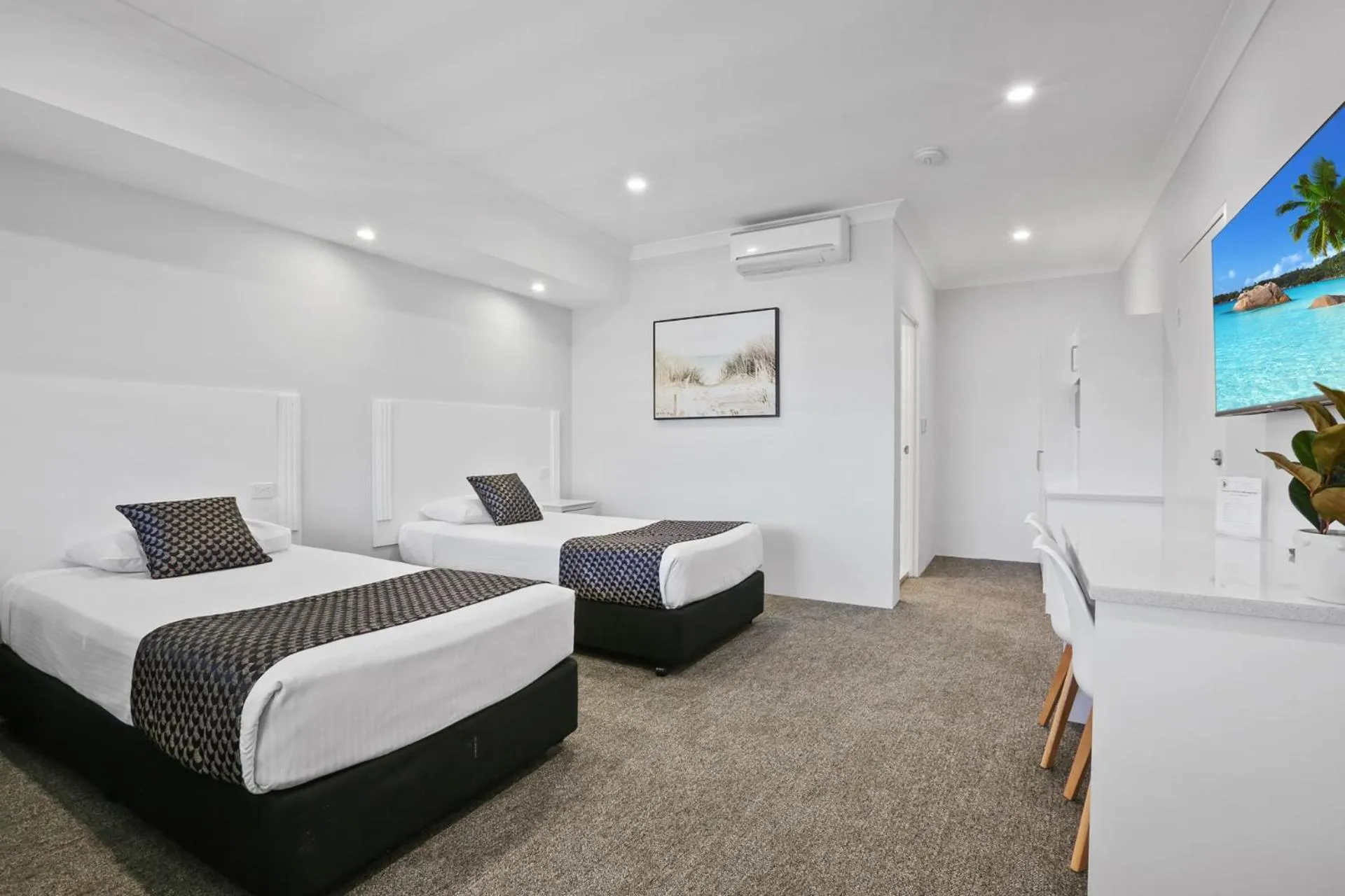 Bed in Shellharbour Village Motel