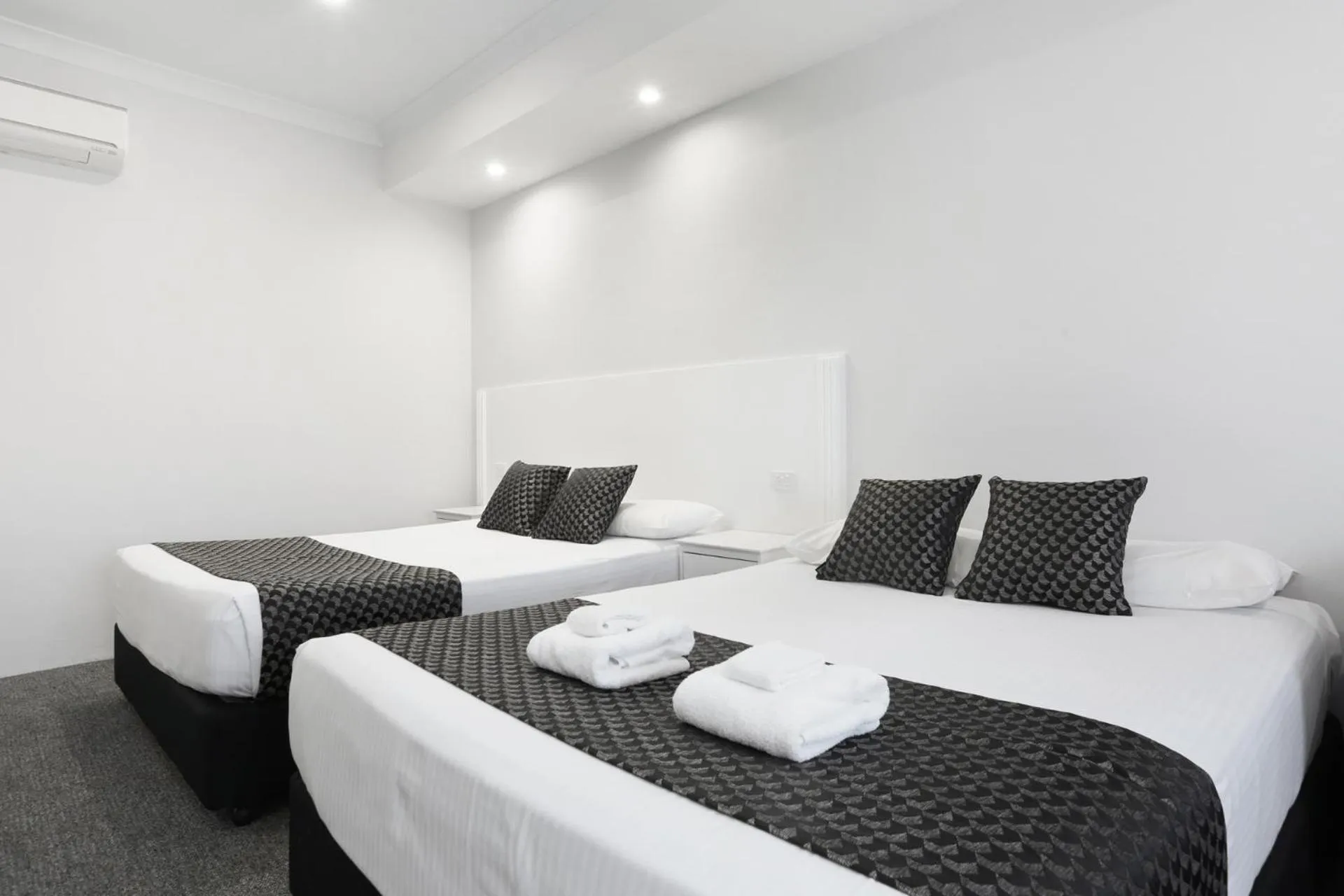 Bed in Shellharbour Village Motel