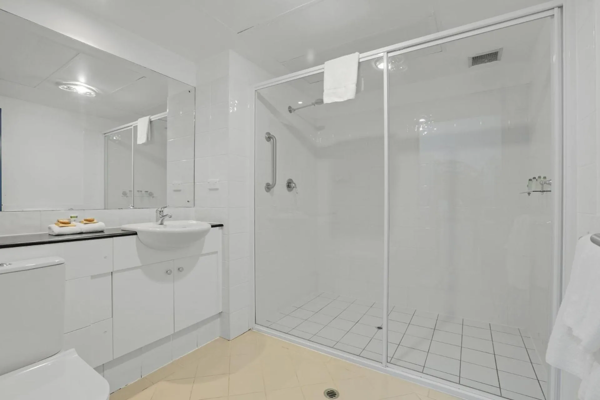 Bathroom in Shellharbour Village Motel