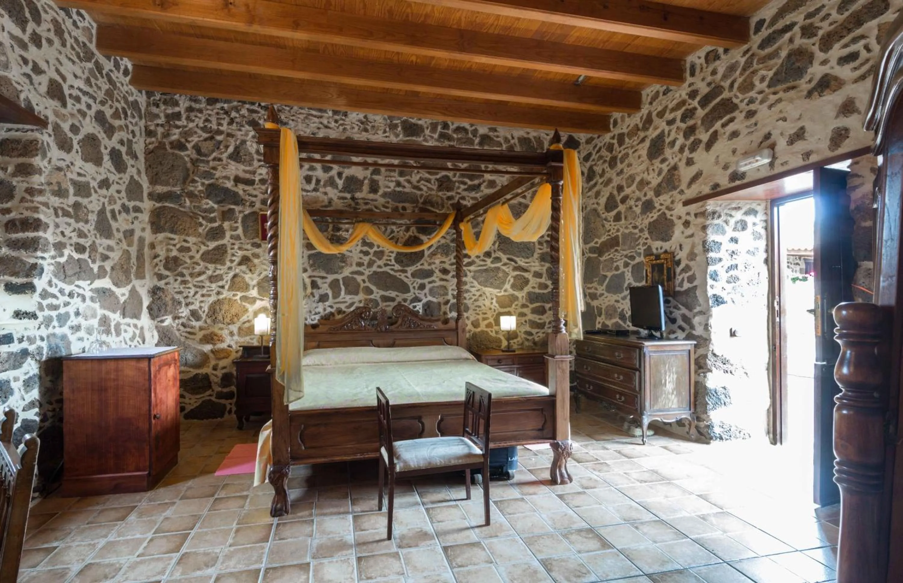 Day, Bed in Hotel Rural Restaurante Mahoh