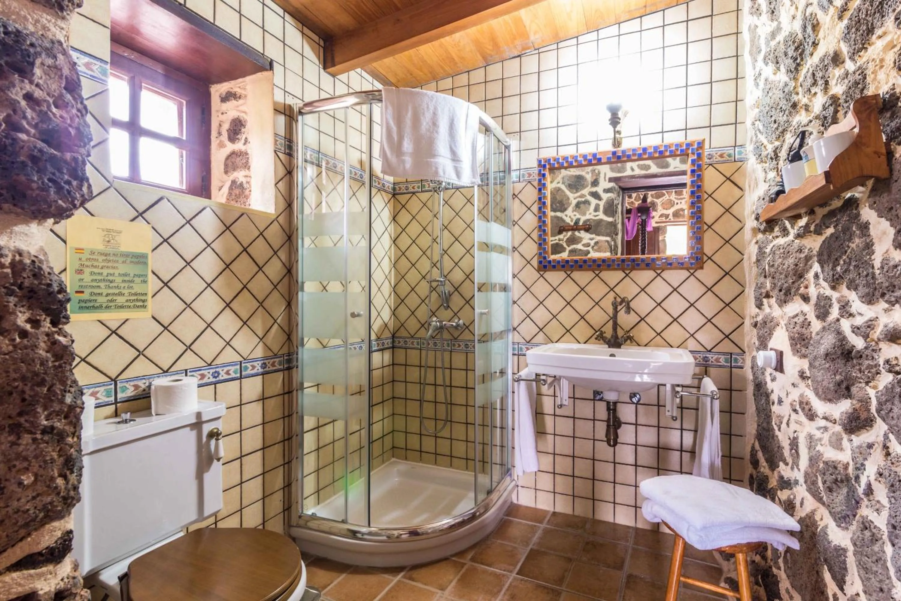 Bathroom in Hotel Rural Restaurante Mahoh