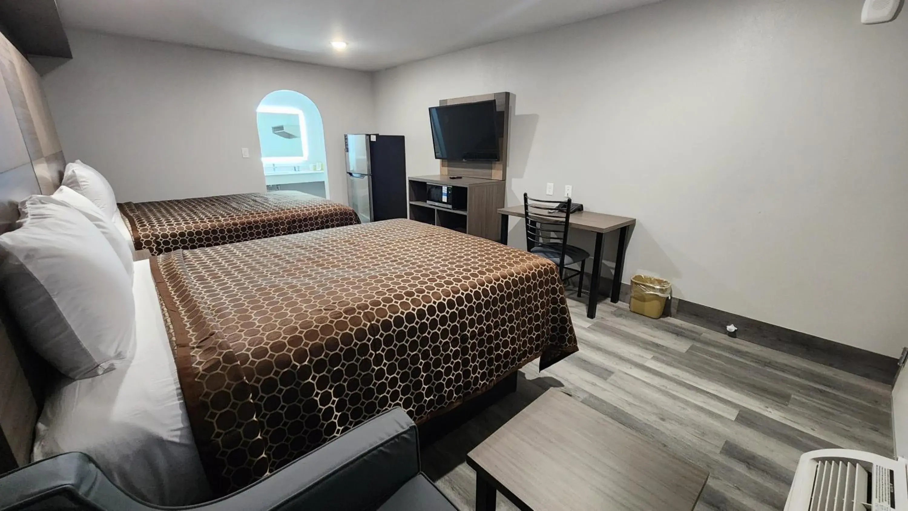 Queen Room with Two Queen Beds - Smoking in Hotel Park Place Queen Room with Two Queen Beds - Smoking in Hotel Park Place