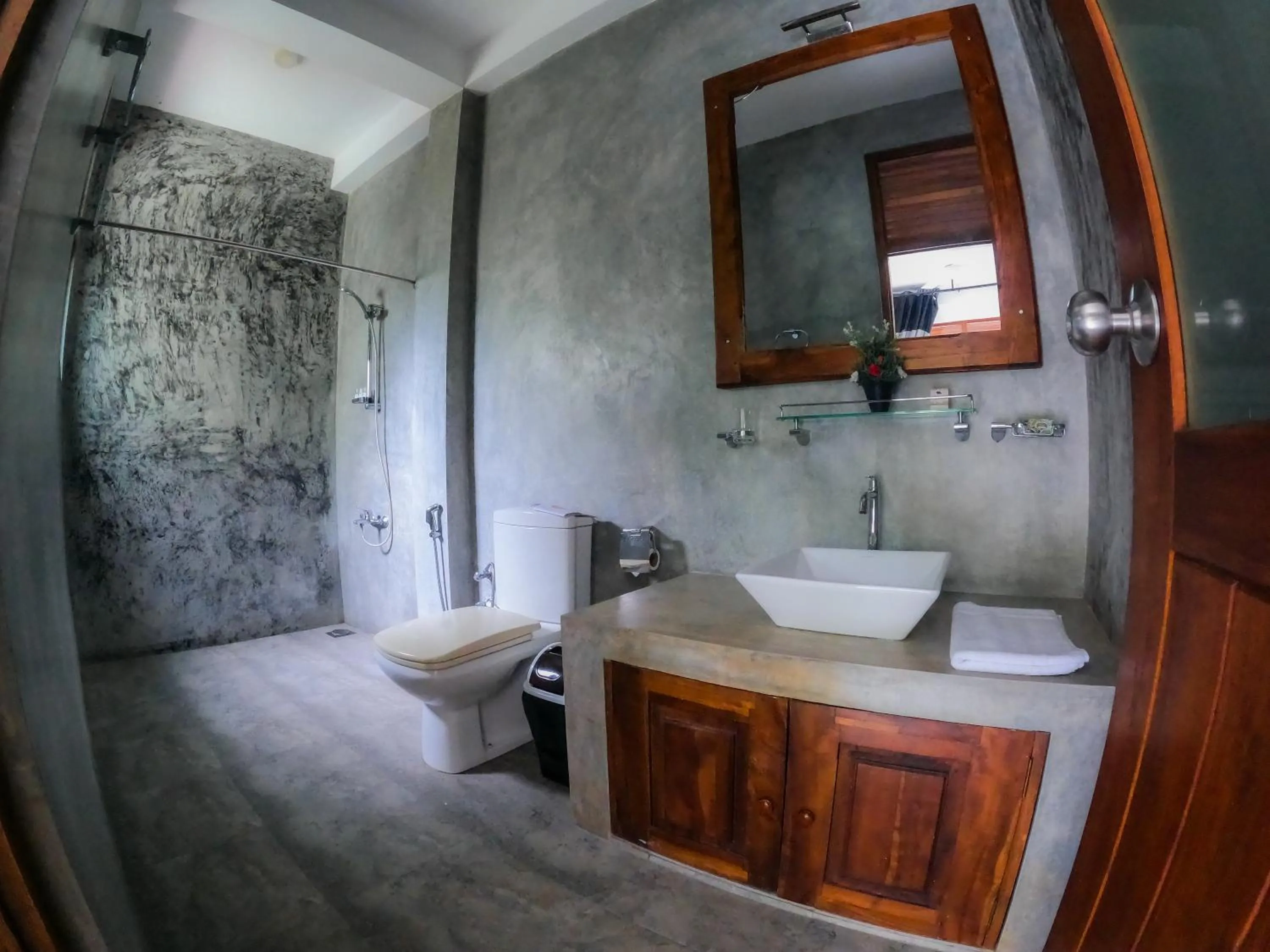 Shower in Hotel Athgira