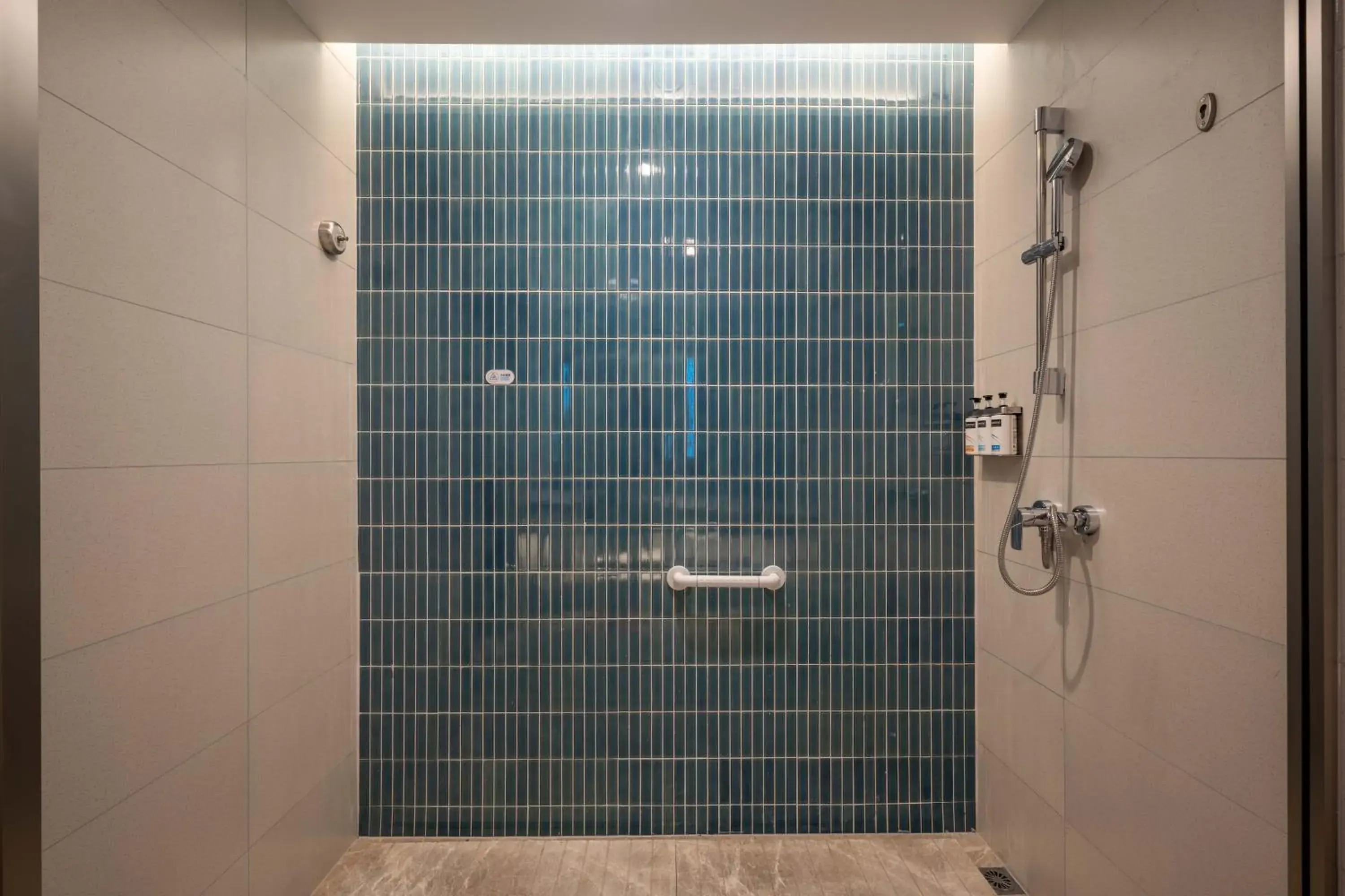 Standard King Room - Disability Access in Holiday Inn Express Shanghai Pujiang Lianhang Road by IHG Standard King Room - Disability Access in Holiday Inn Express Shanghai Pujiang Lianhang Road by IHG