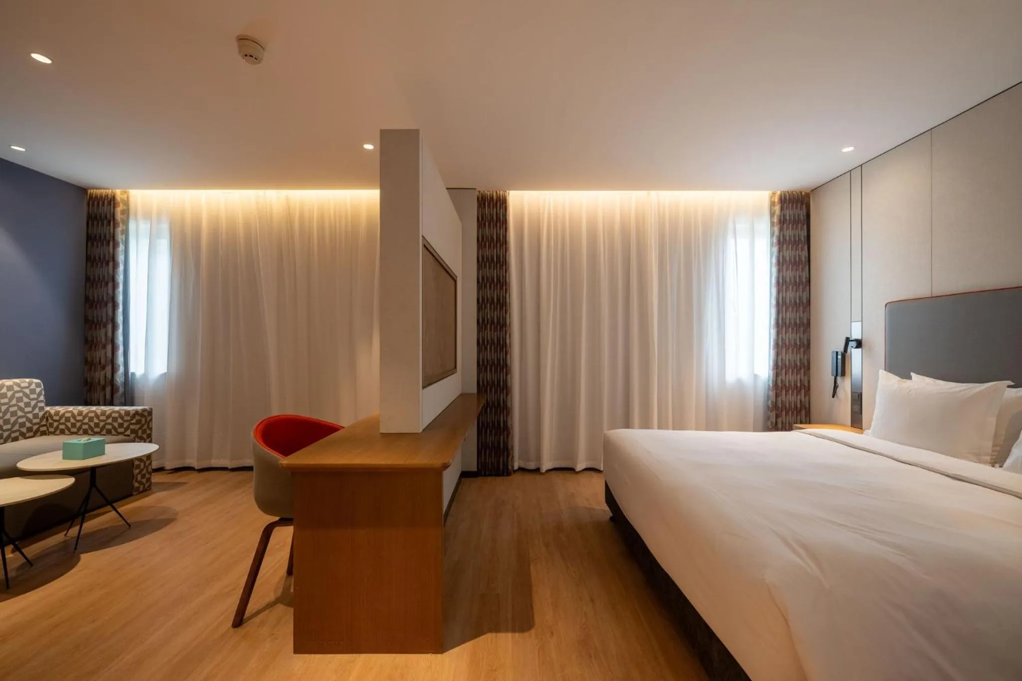 Photo of the whole room, Bed in Holiday Inn Express Shanghai Pujiang Lianhang Road by IHG