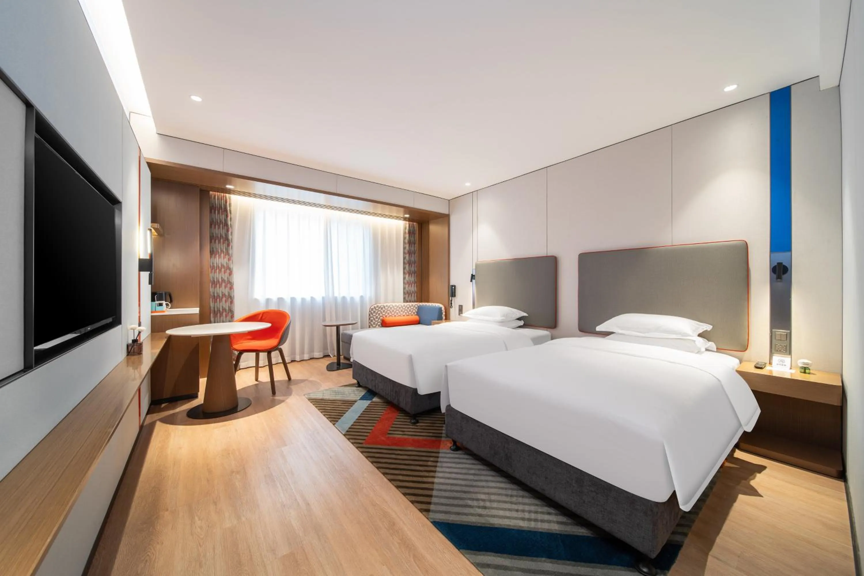 Photo of the whole room, Bed in Holiday Inn Express Shanghai Pujiang Lianhang Road by IHG