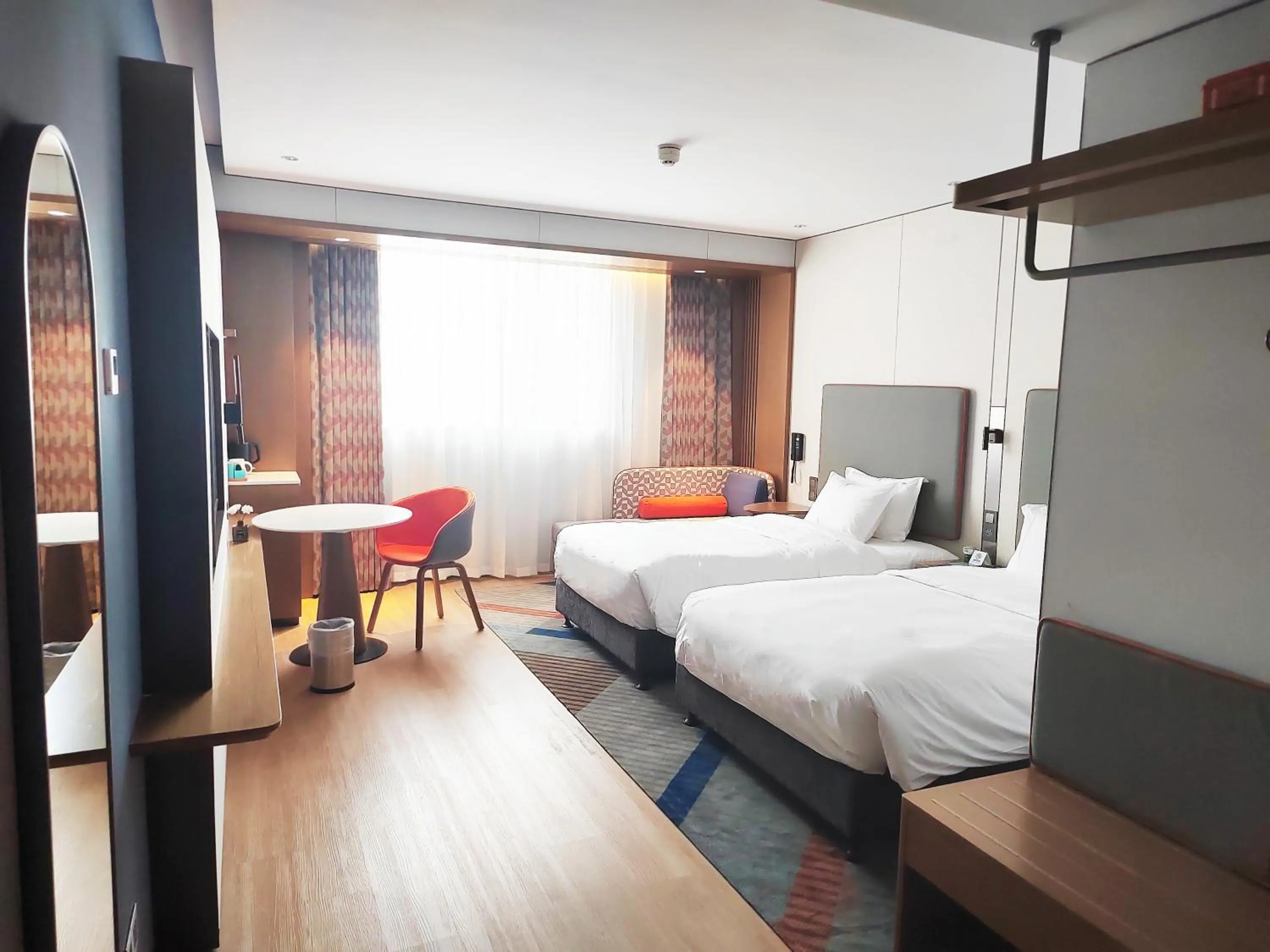 Photo of the whole room, Bed in Holiday Inn Express Shanghai Pujiang Lianhang Road by IHG