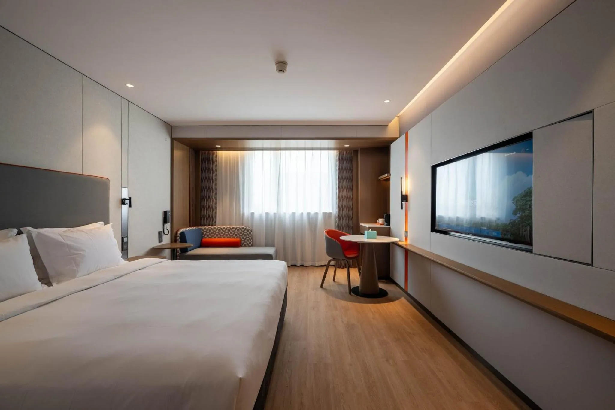 Photo of the whole room, Bed in Holiday Inn Express Shanghai Pujiang Lianhang Road by IHG