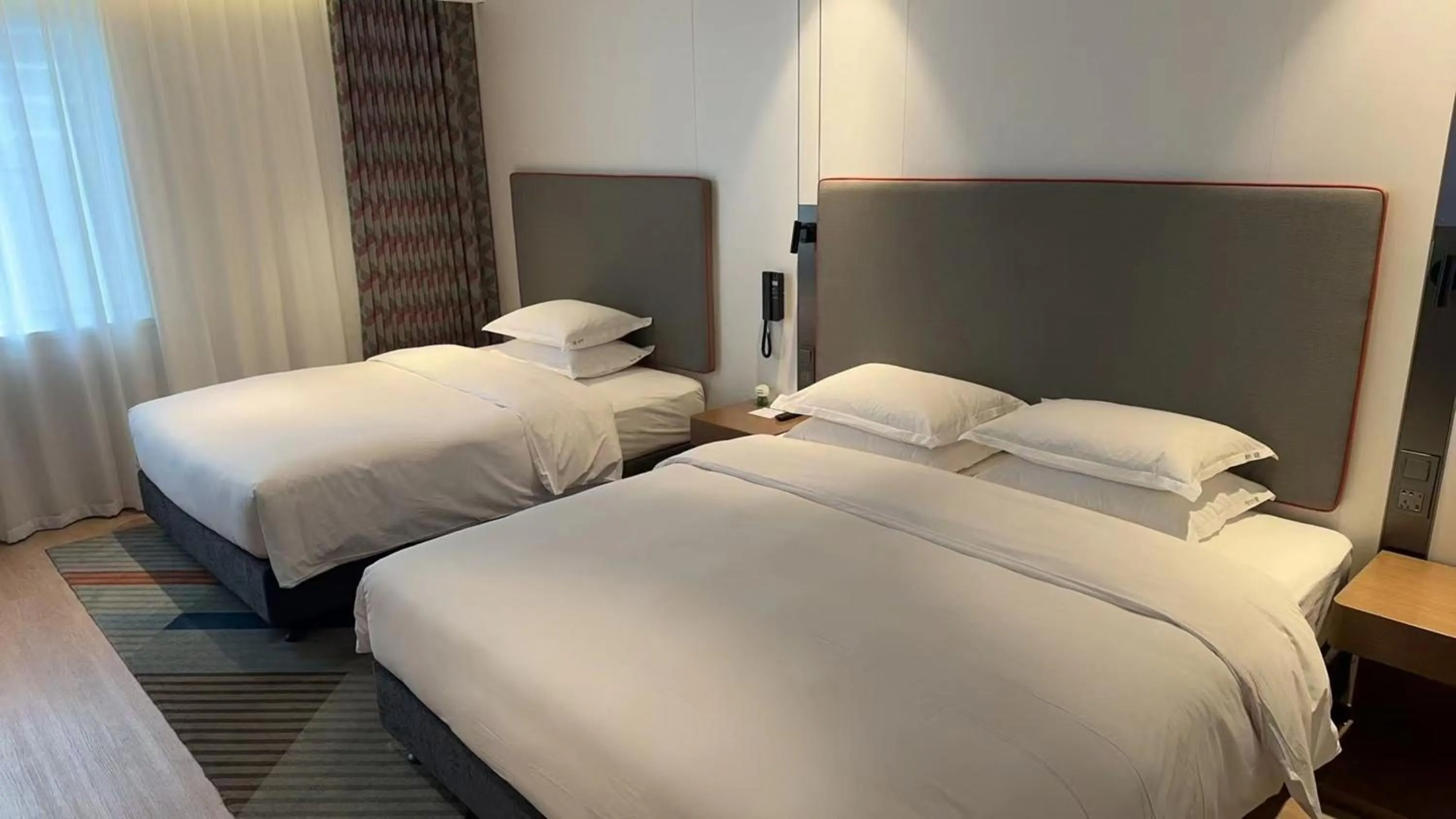 Photo of the whole room, Bed in Holiday Inn Express Shanghai Pujiang Lianhang Road by IHG