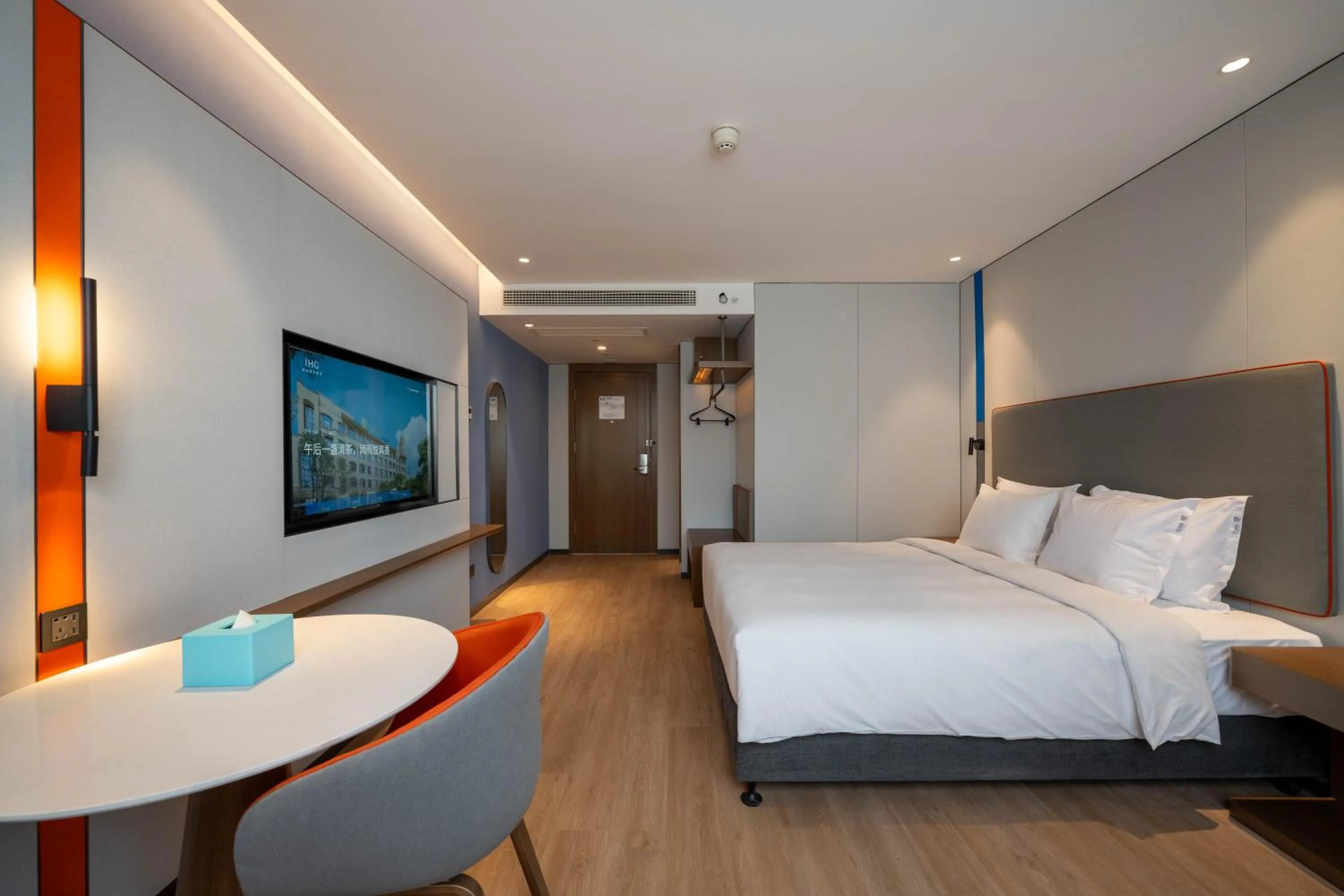 Photo of the whole room, Bed in Holiday Inn Express Shanghai Pujiang Lianhang Road by IHG
