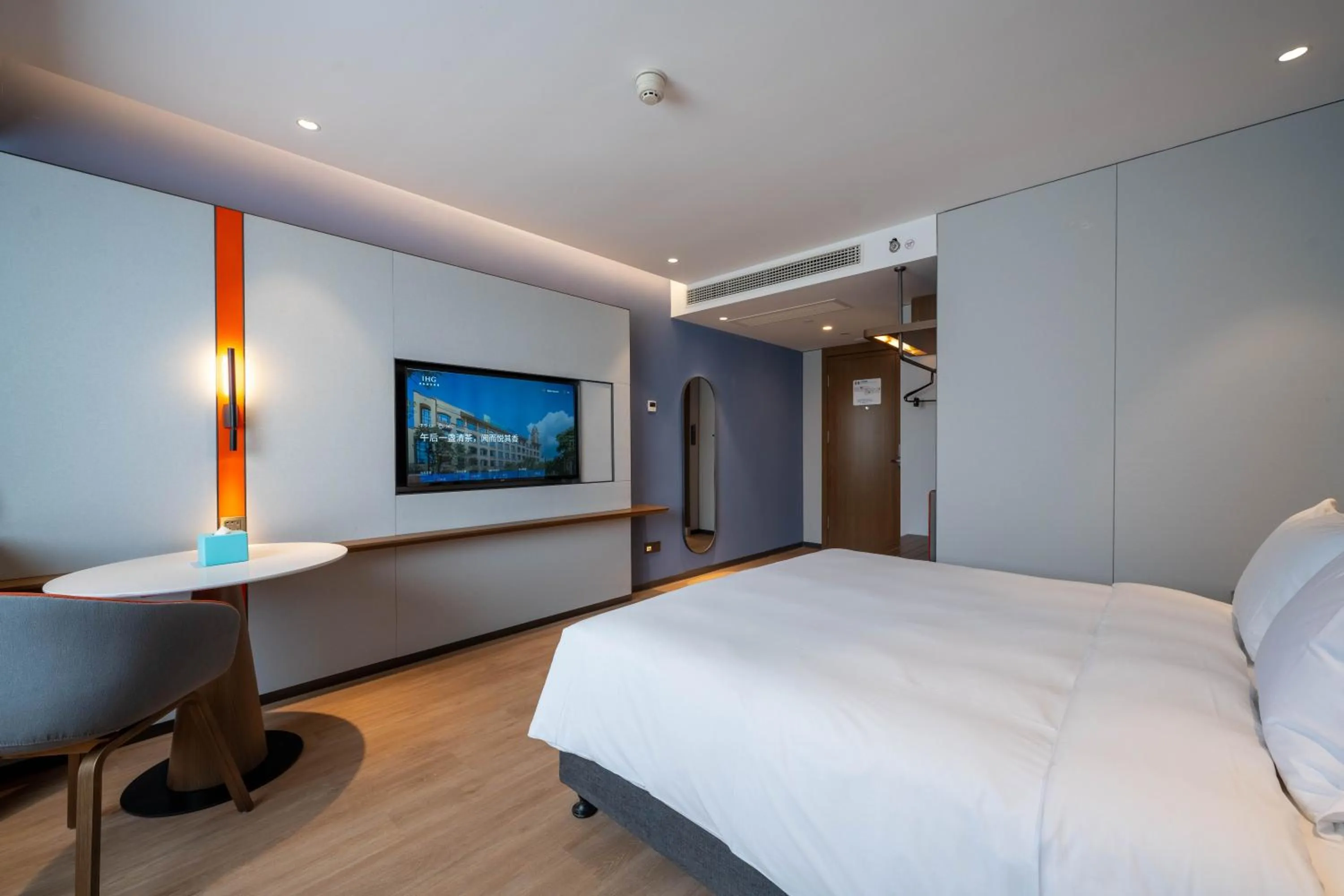 Photo of the whole room, Bed in Holiday Inn Express Shanghai Pujiang Lianhang Road by IHG