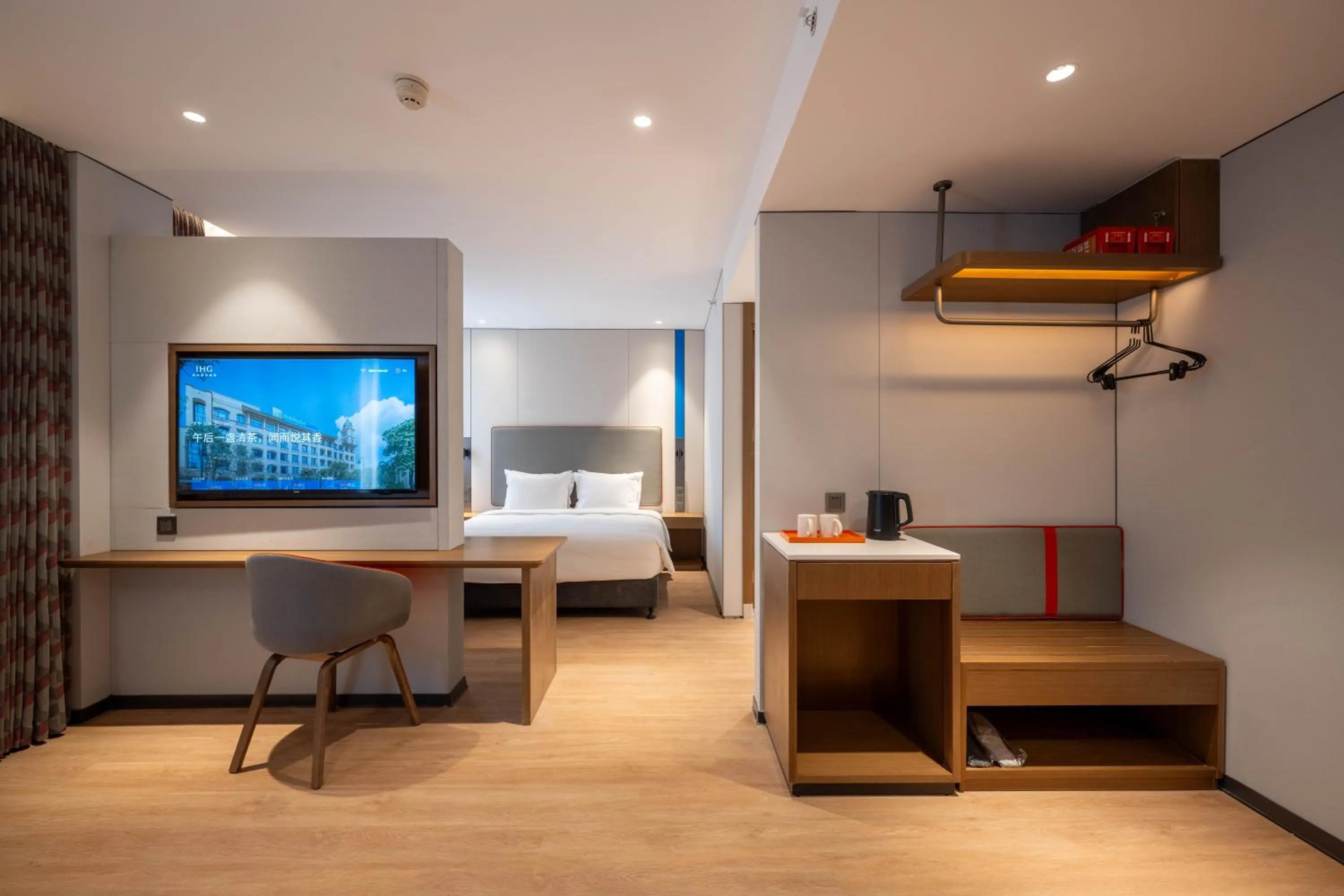 Photo of the whole room, Bed in Holiday Inn Express Shanghai Pujiang Lianhang Road by IHG