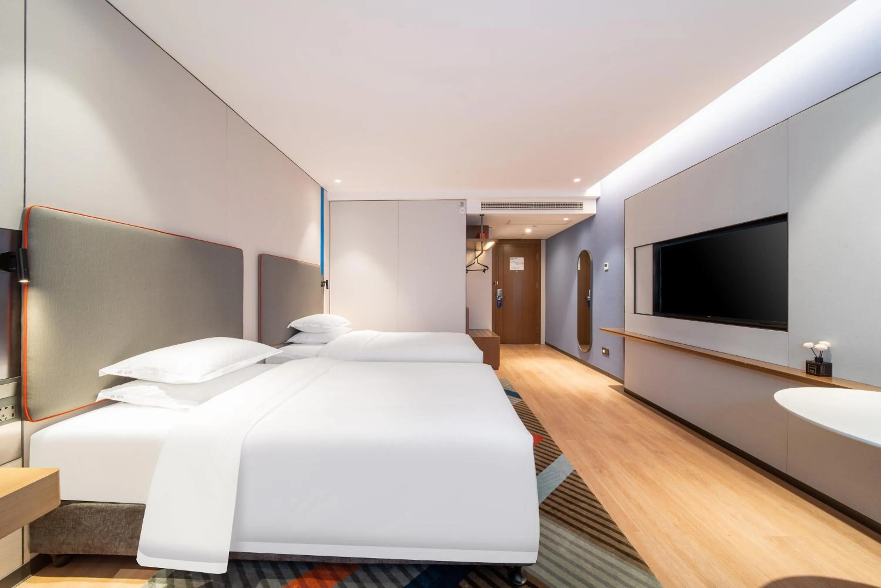 Photo of the whole room, Bed in Holiday Inn Express Shanghai Pujiang Lianhang Road by IHG