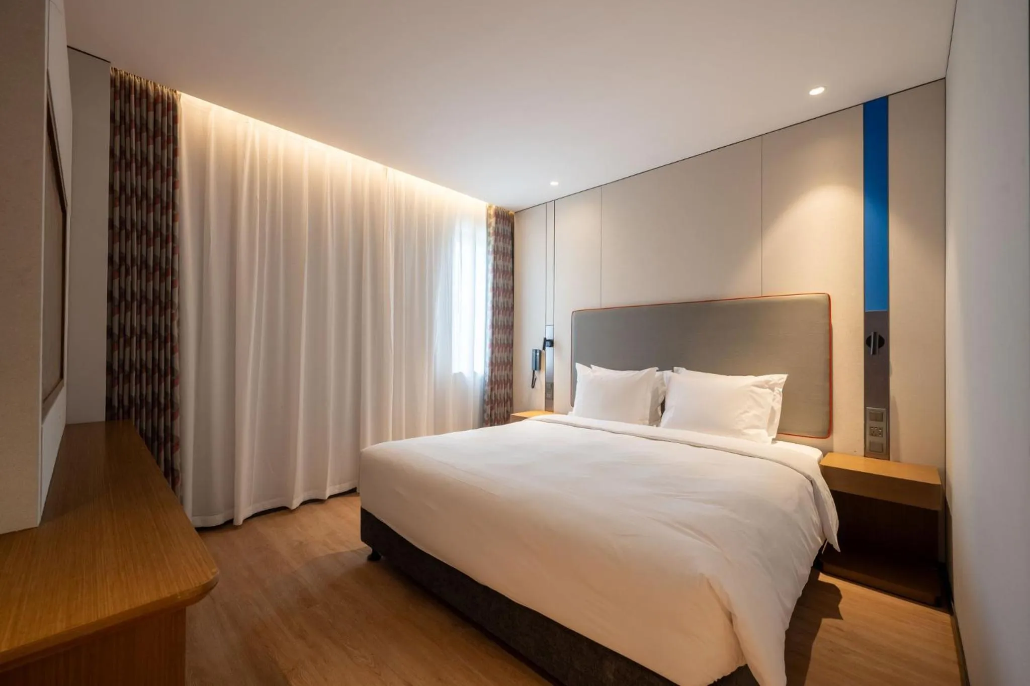 Photo of the whole room, Bed in Holiday Inn Express Shanghai Pujiang Lianhang Road by IHG