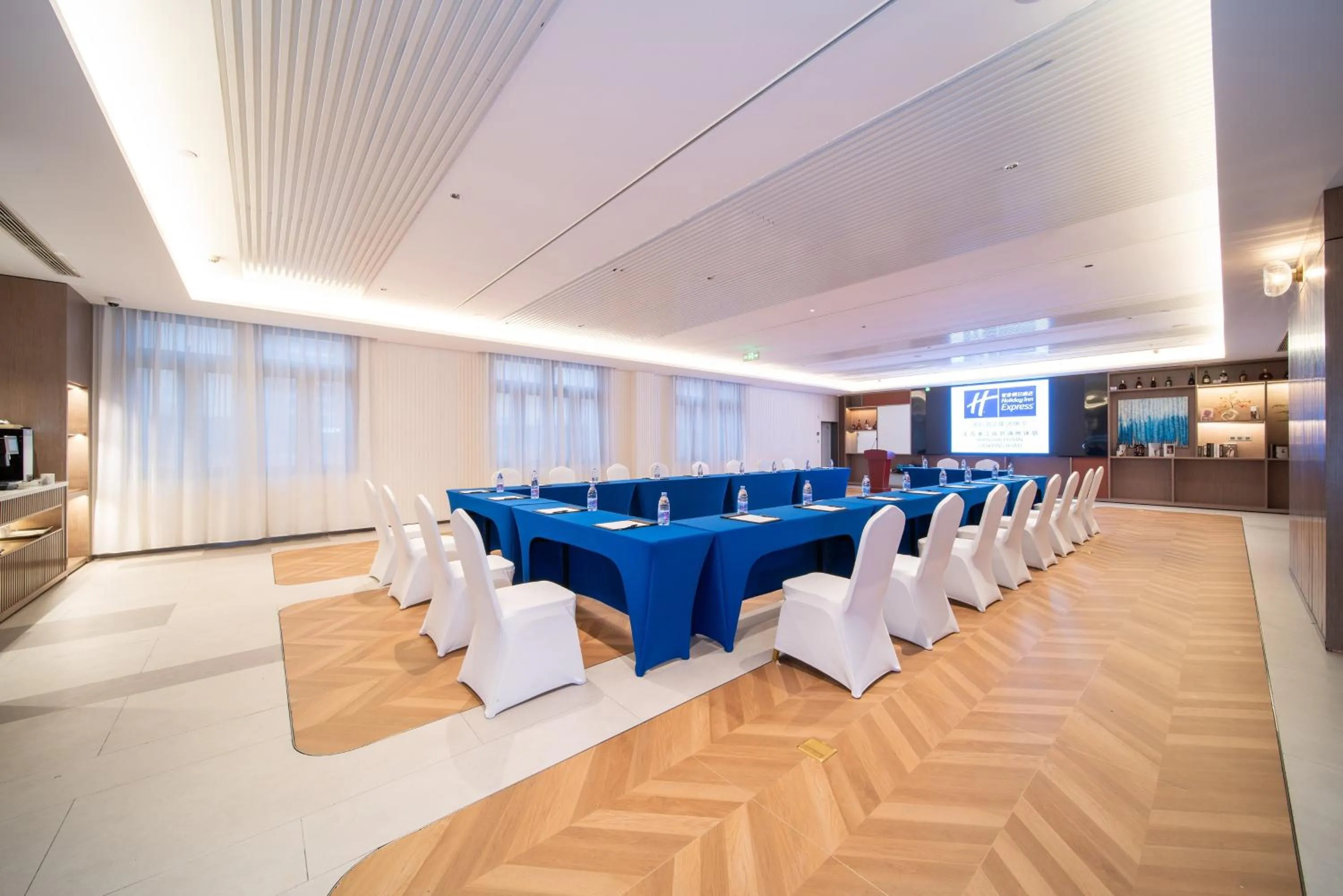 Meeting/conference room in Holiday Inn Express Shanghai Pujiang Lianhang Road by IHG