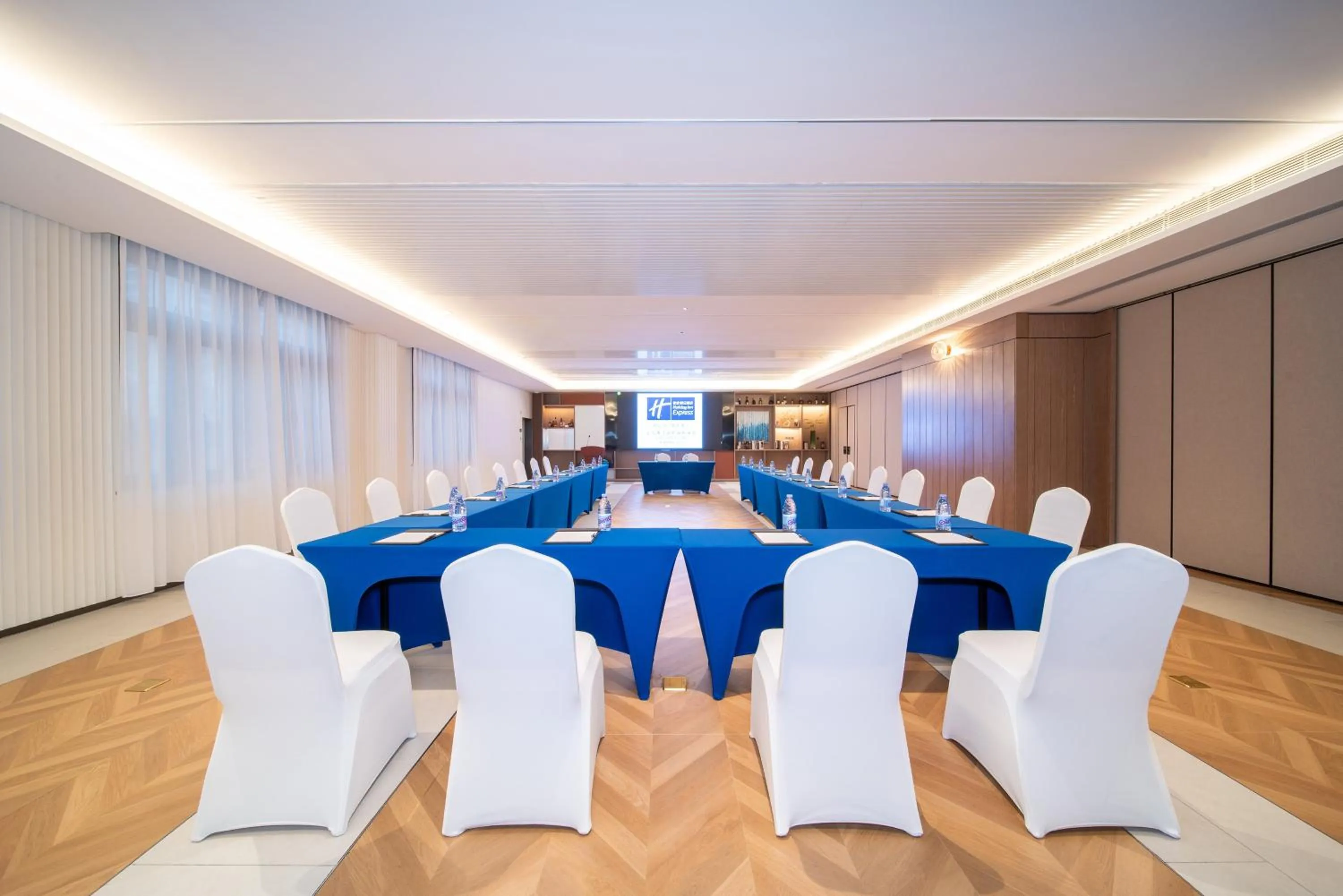 Meeting/conference room in Holiday Inn Express Shanghai Pujiang Lianhang Road by IHG