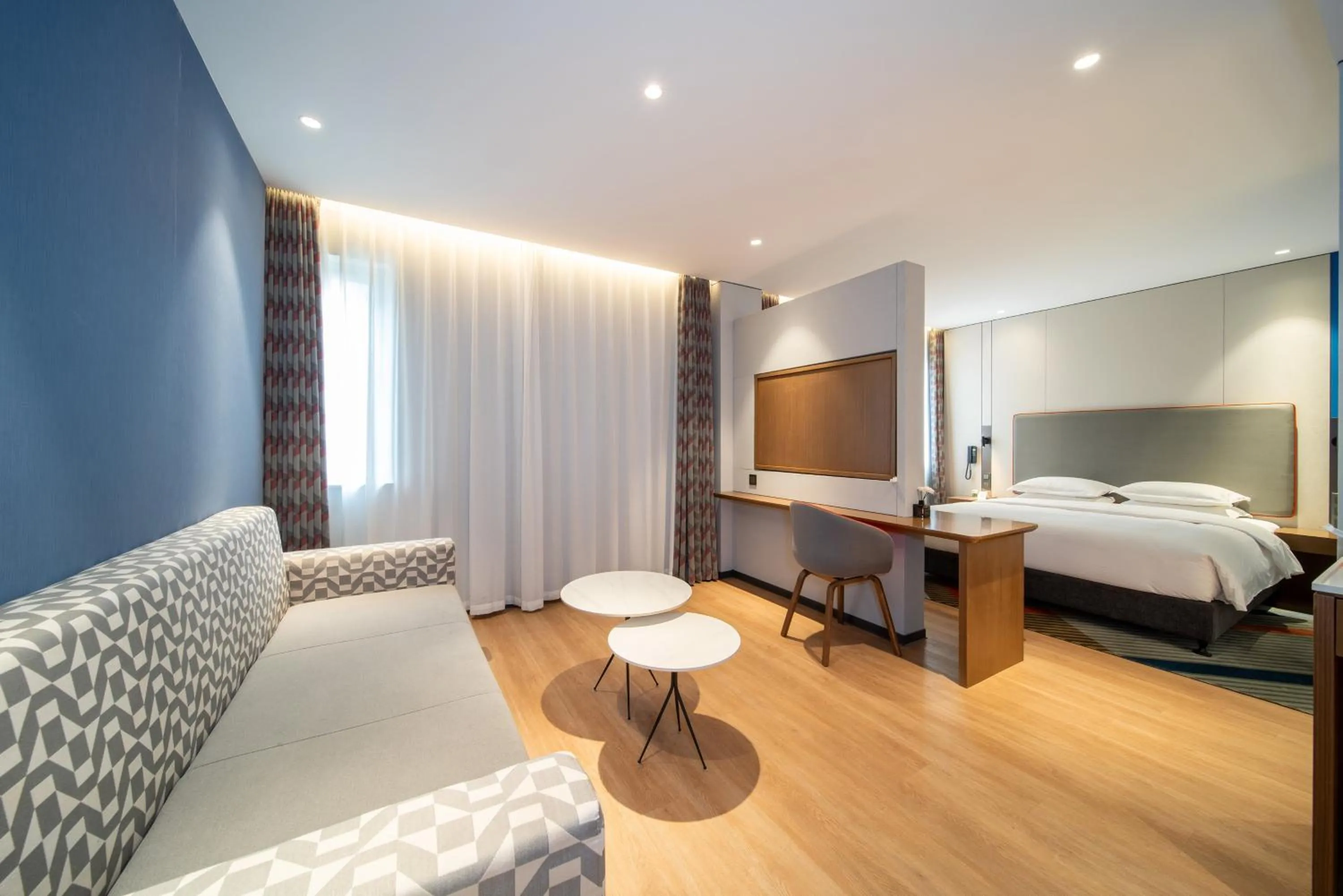 Photo of the whole room, Bed in Holiday Inn Express Shanghai Pujiang Lianhang Road by IHG