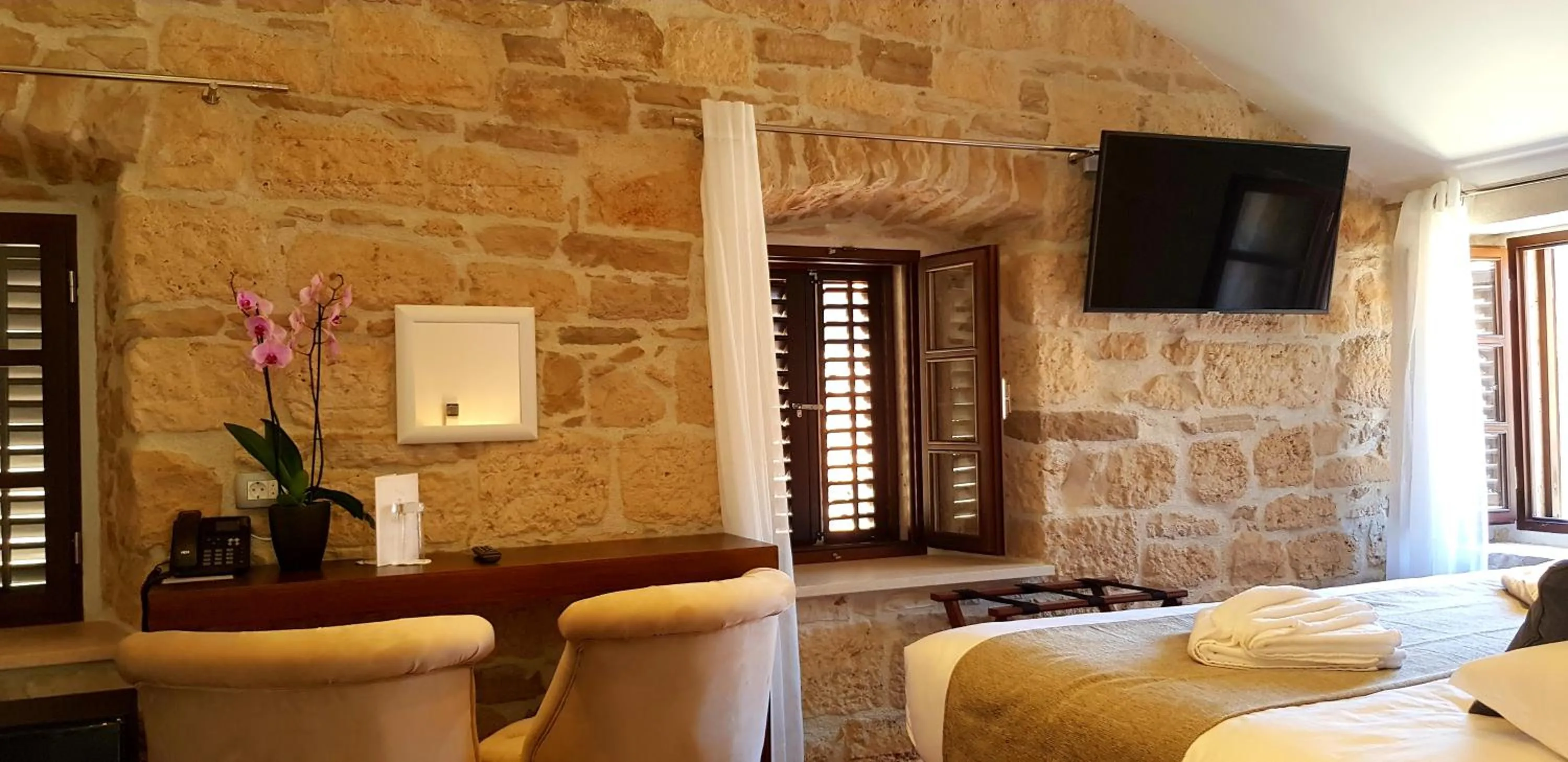 Seating area, Bed in San Teodoro