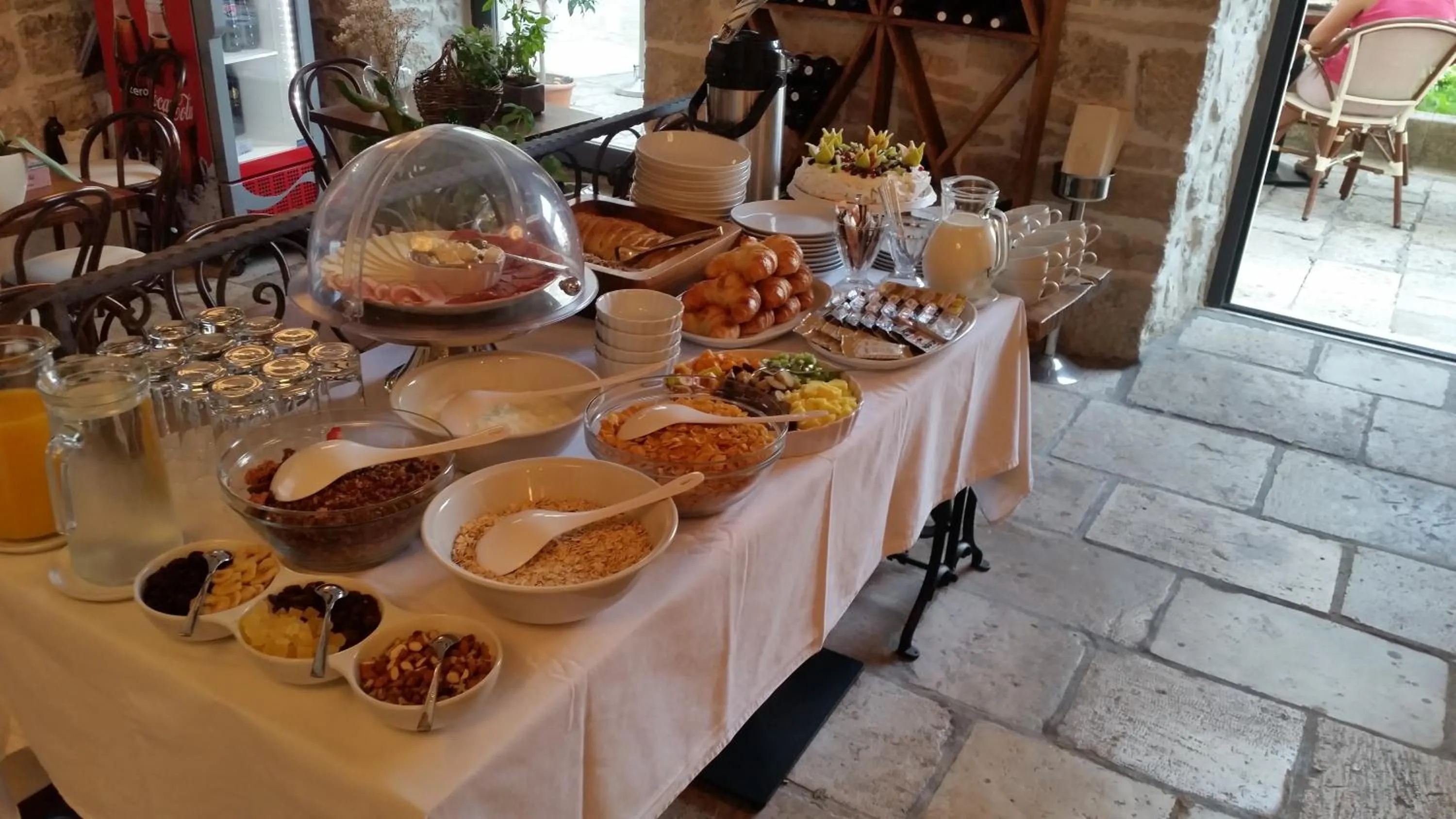 Continental breakfast in San Teodoro