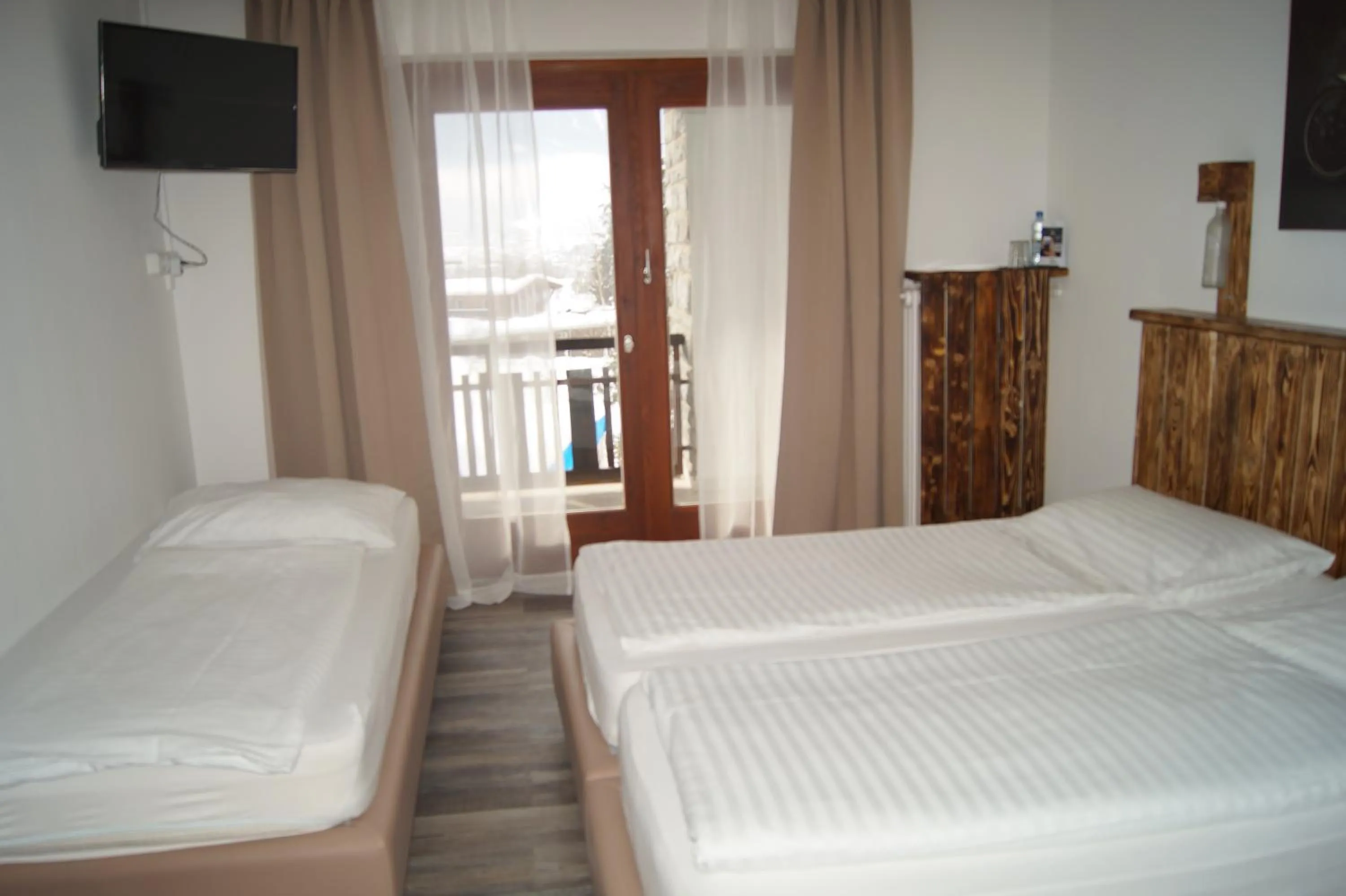 Photo of the whole room, Bed in La Irmania Pension