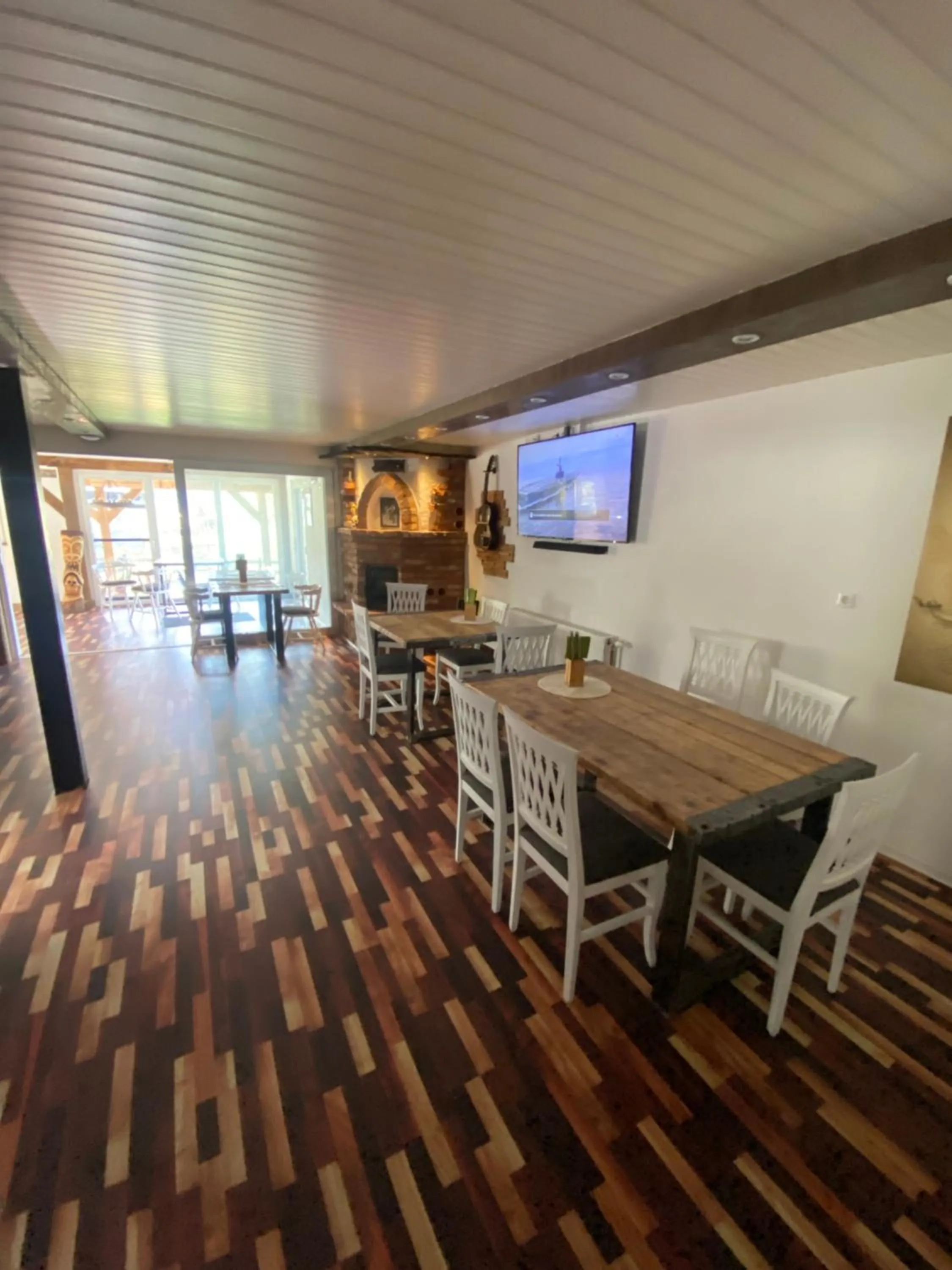 Communal lounge/ TV room in La Irmania Pension