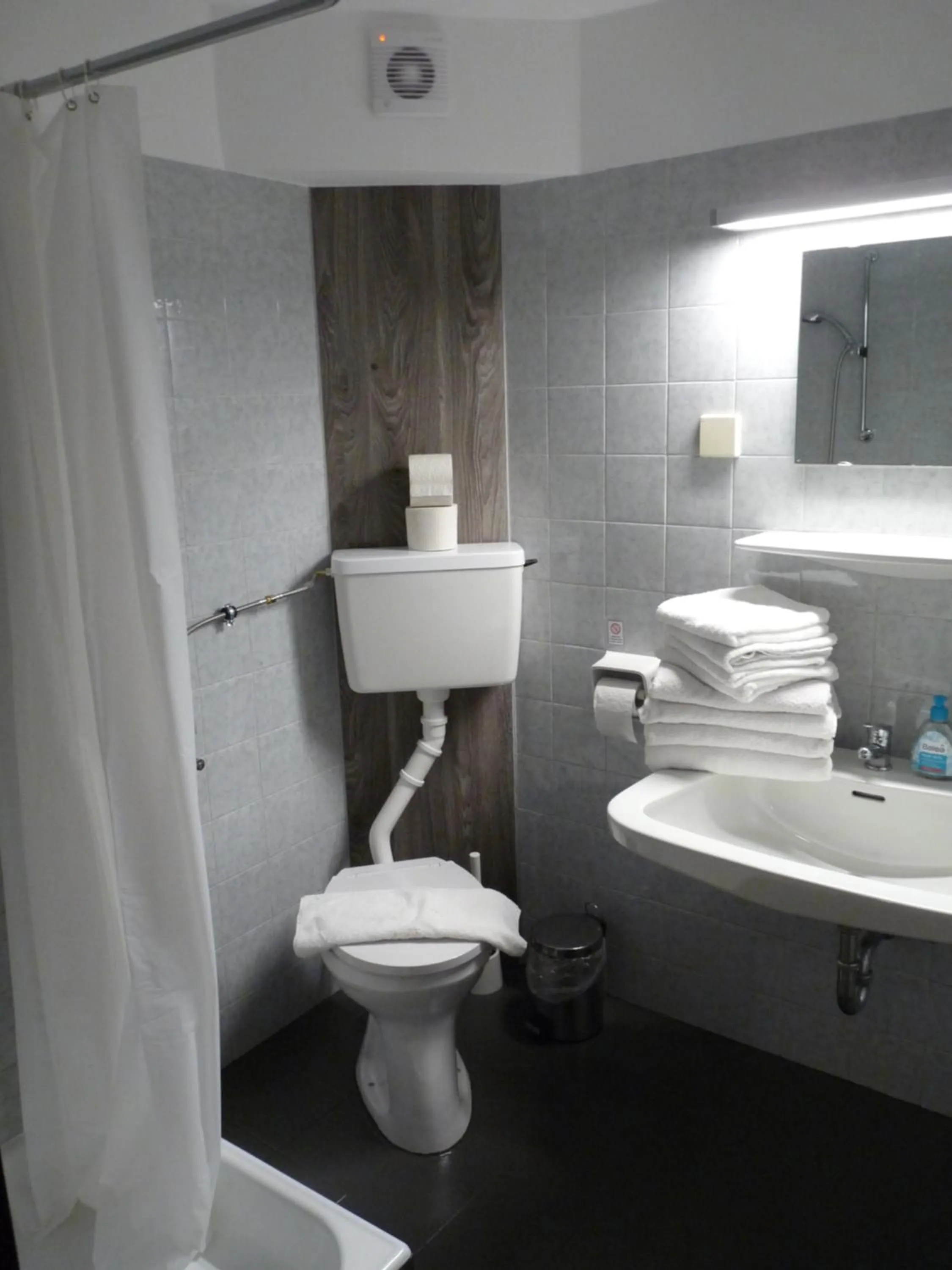 Bathroom in La Irmania Pension