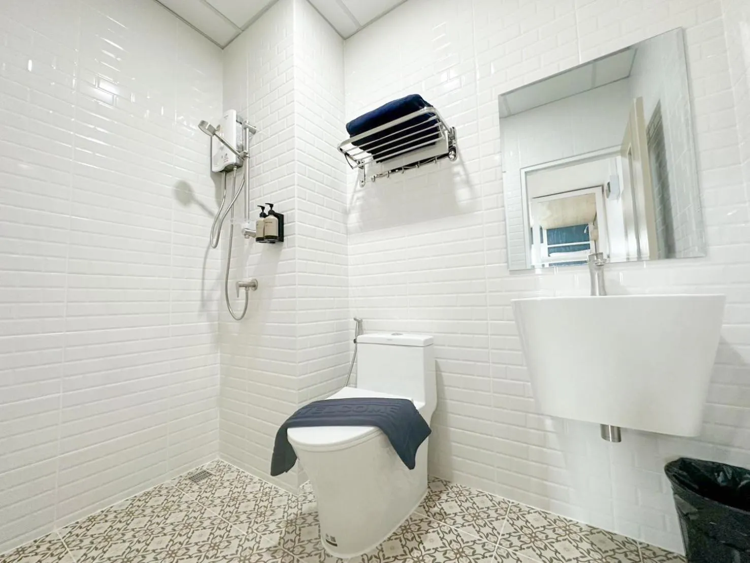 Shower in H-Banaat Hotel