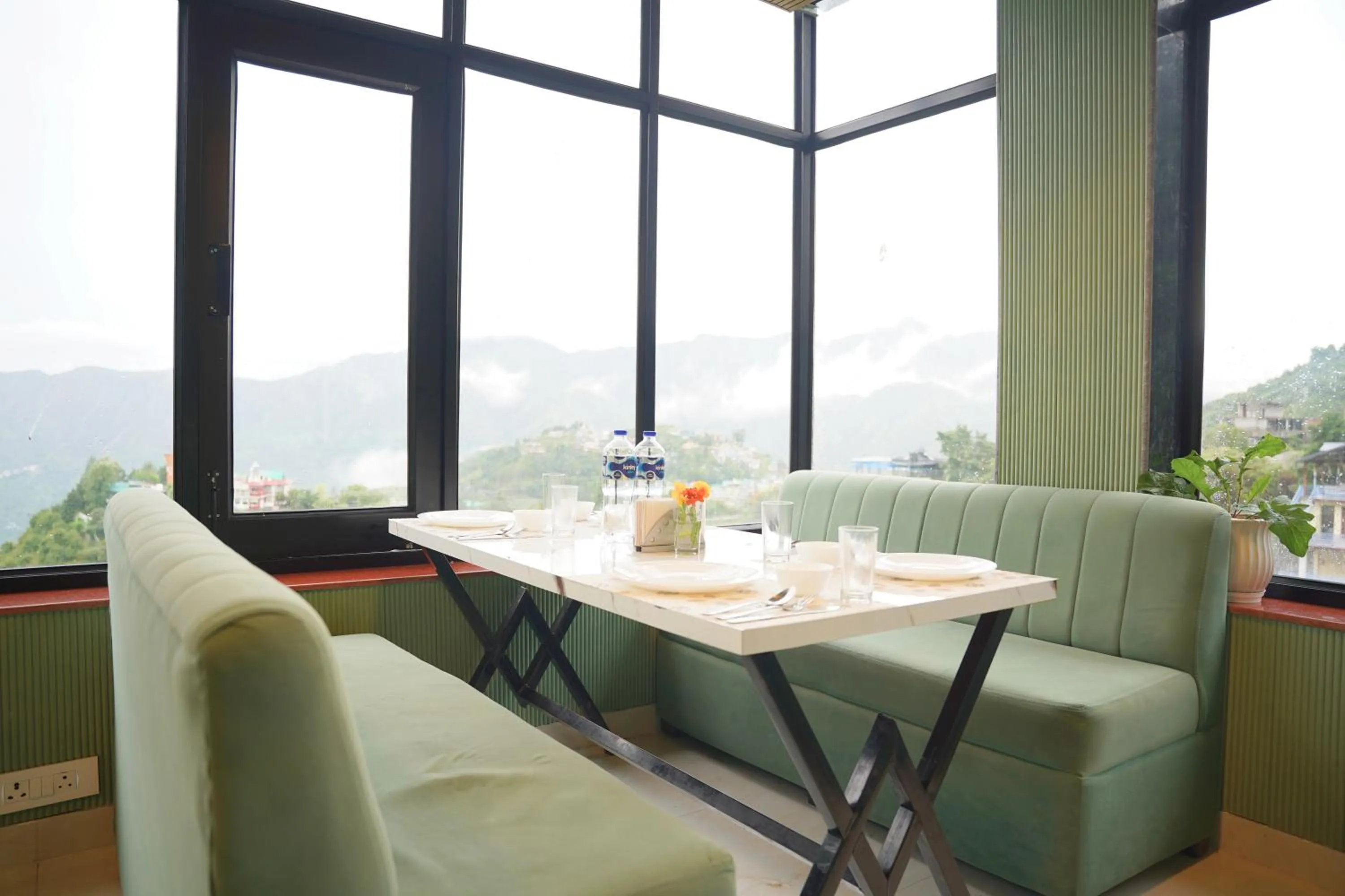 Restaurant/places to eat in Hotel HSR Residency