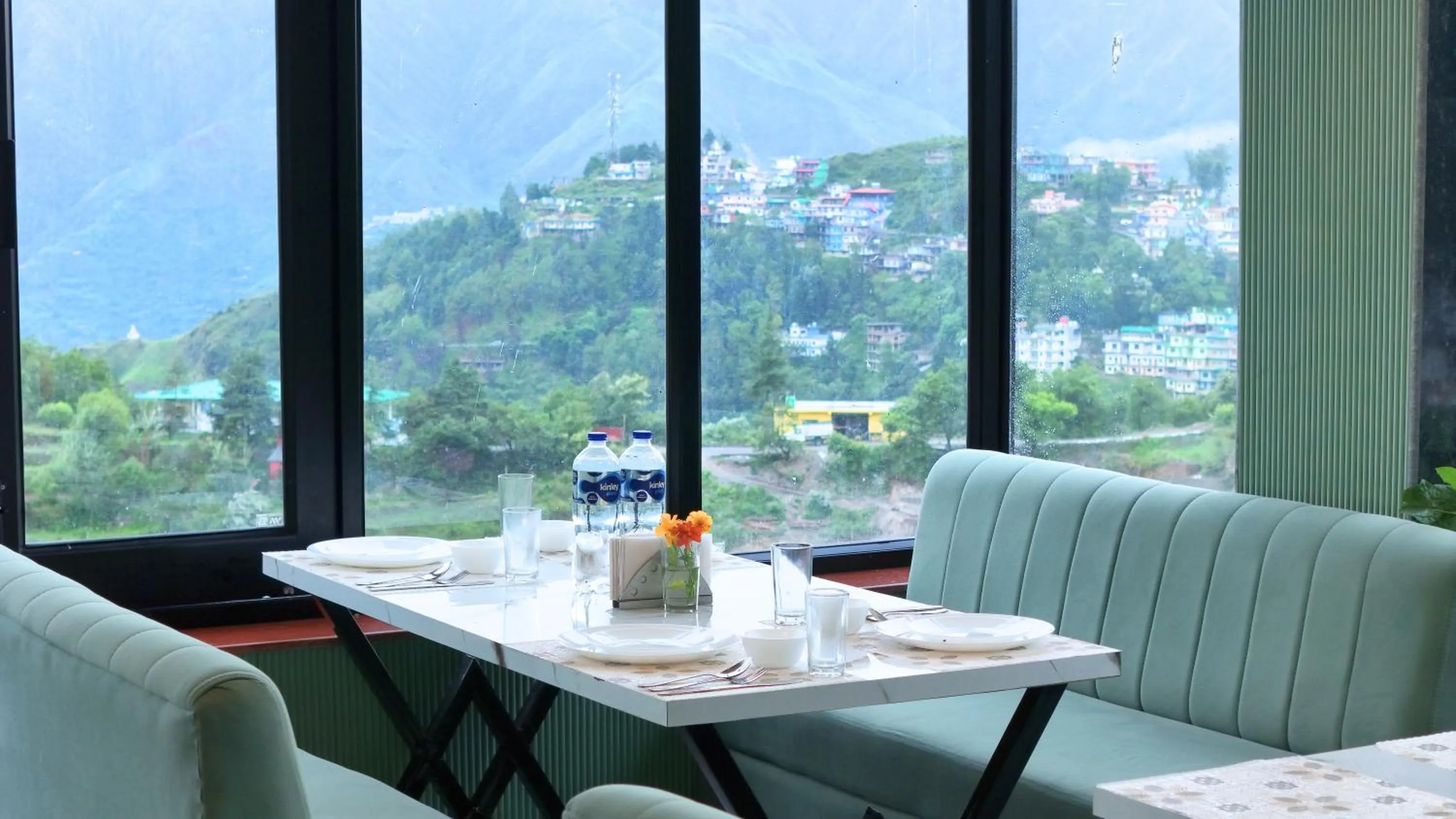 Restaurant/places to eat in Hotel HSR Residency