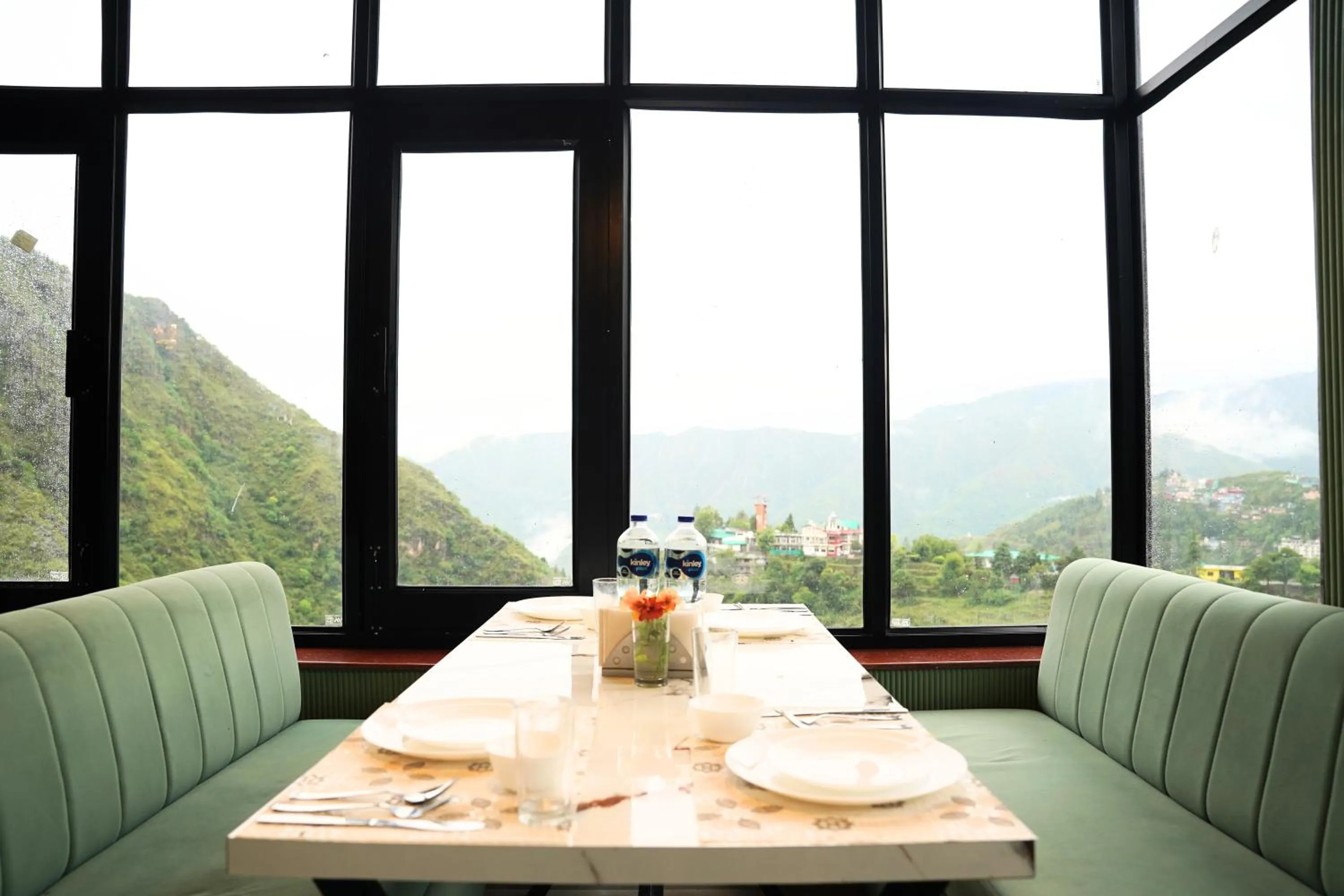 Restaurant/places to eat in Hotel HSR Residency