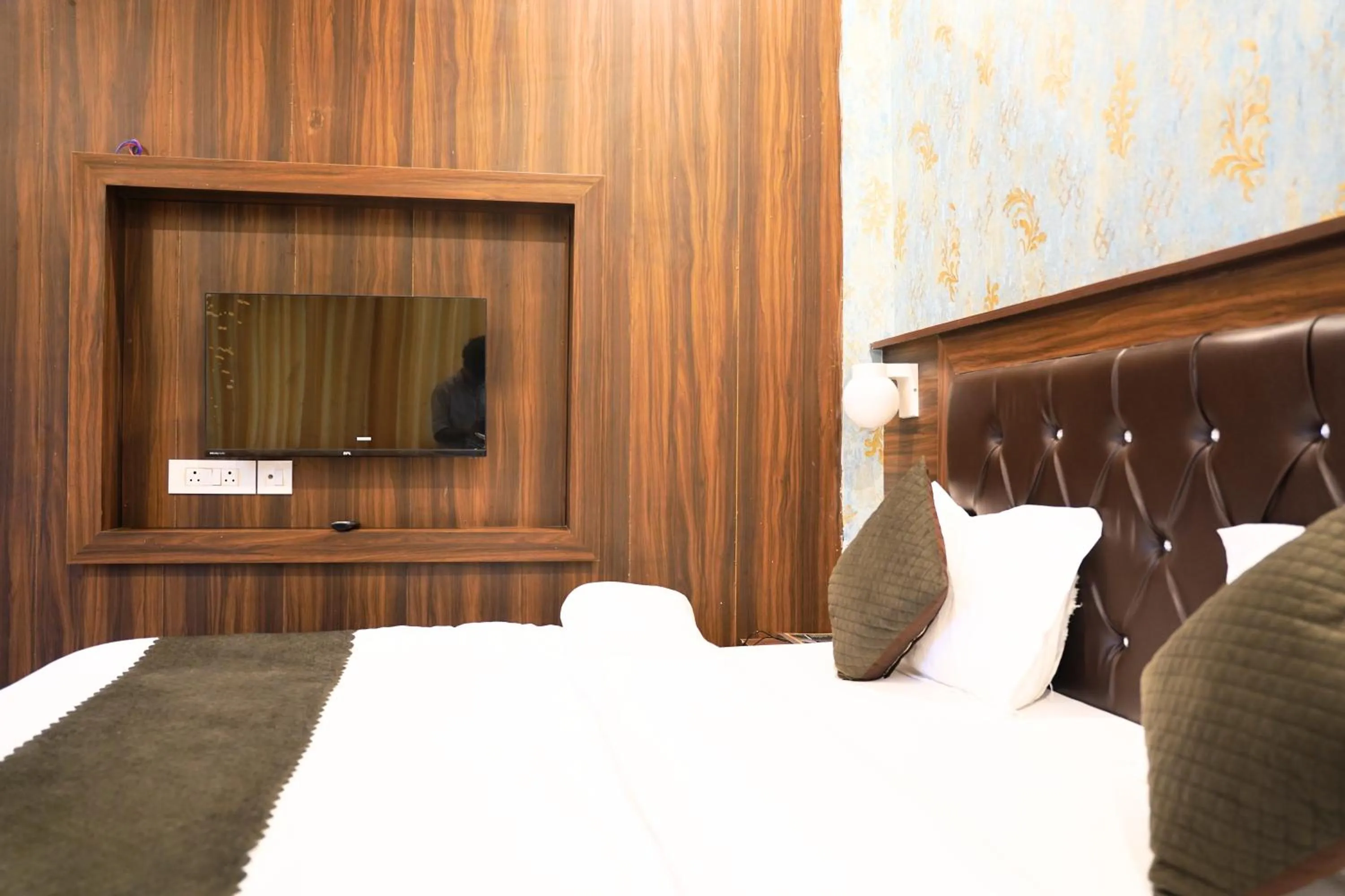 Bed in Hotel HSR Residency