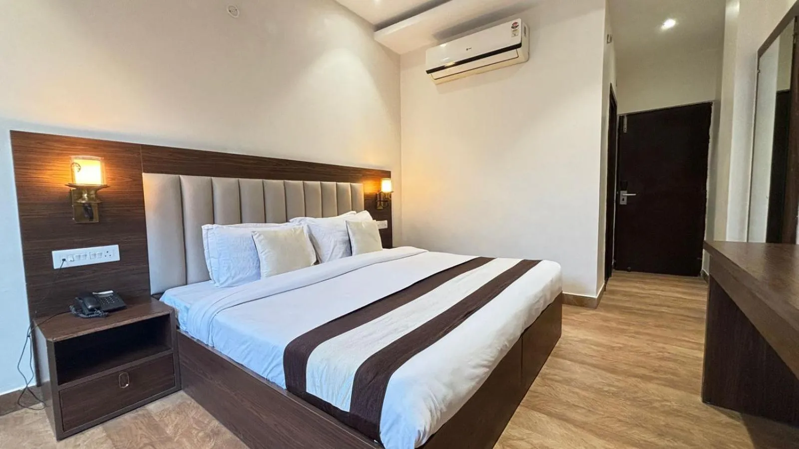 Bed in Hotel Green View - Behind Pramarth Niketan