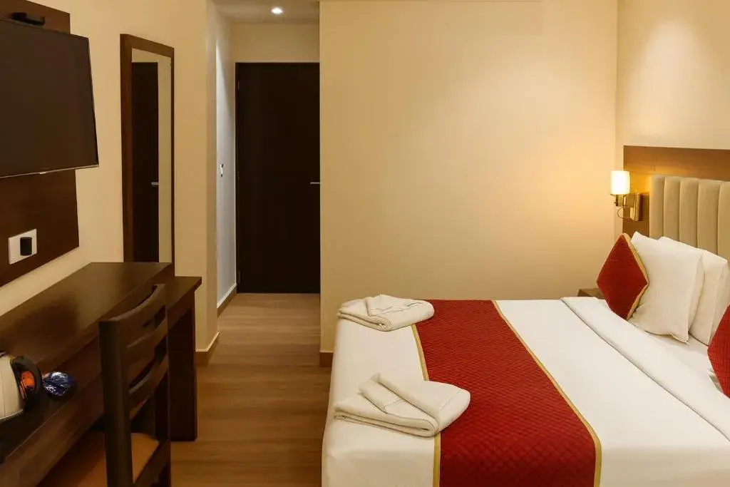 Deluxe Queen Room in Hotel Green View - Behind Pramarth Niketan Deluxe Queen Room in Hotel Green View - Behind Pramarth Niketan