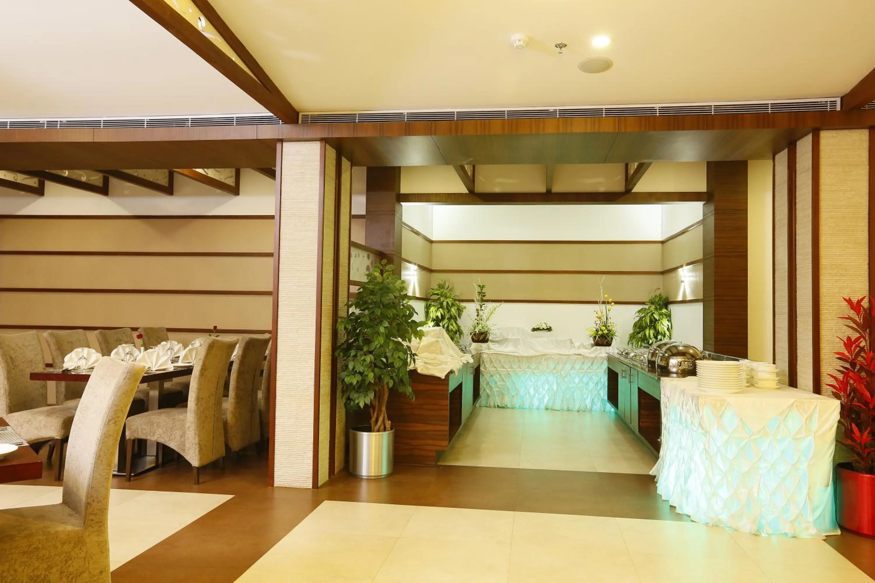 Restaurant/places to eat in Hotel Moonlit Regency