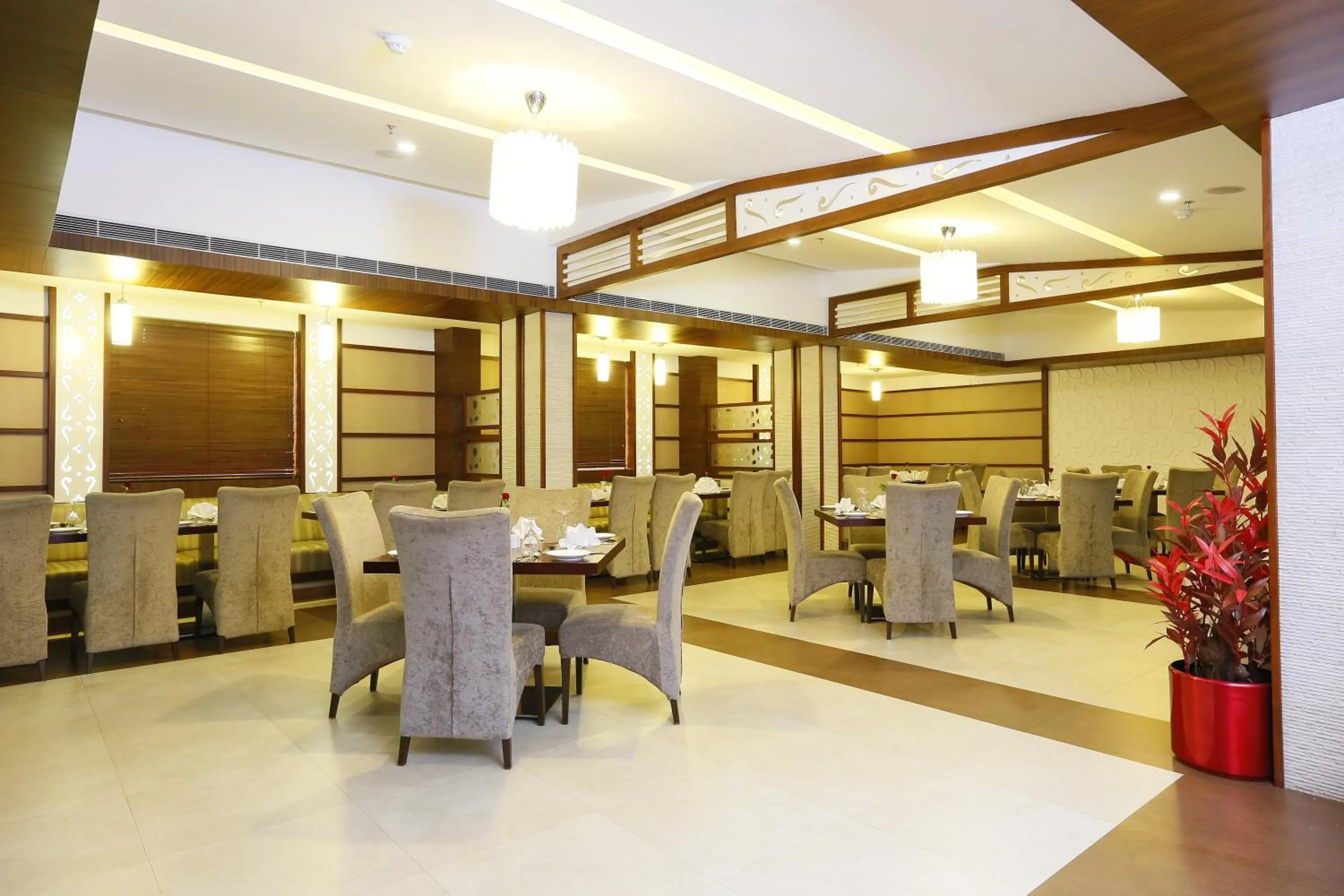 Restaurant/places to eat in Hotel Moonlit Regency