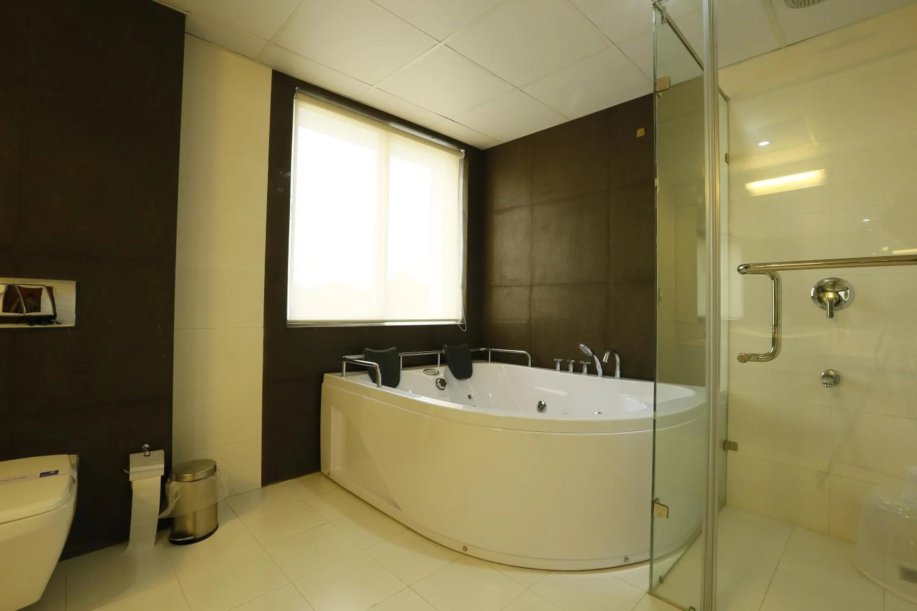 Hot Tub in Hotel Moonlit Regency