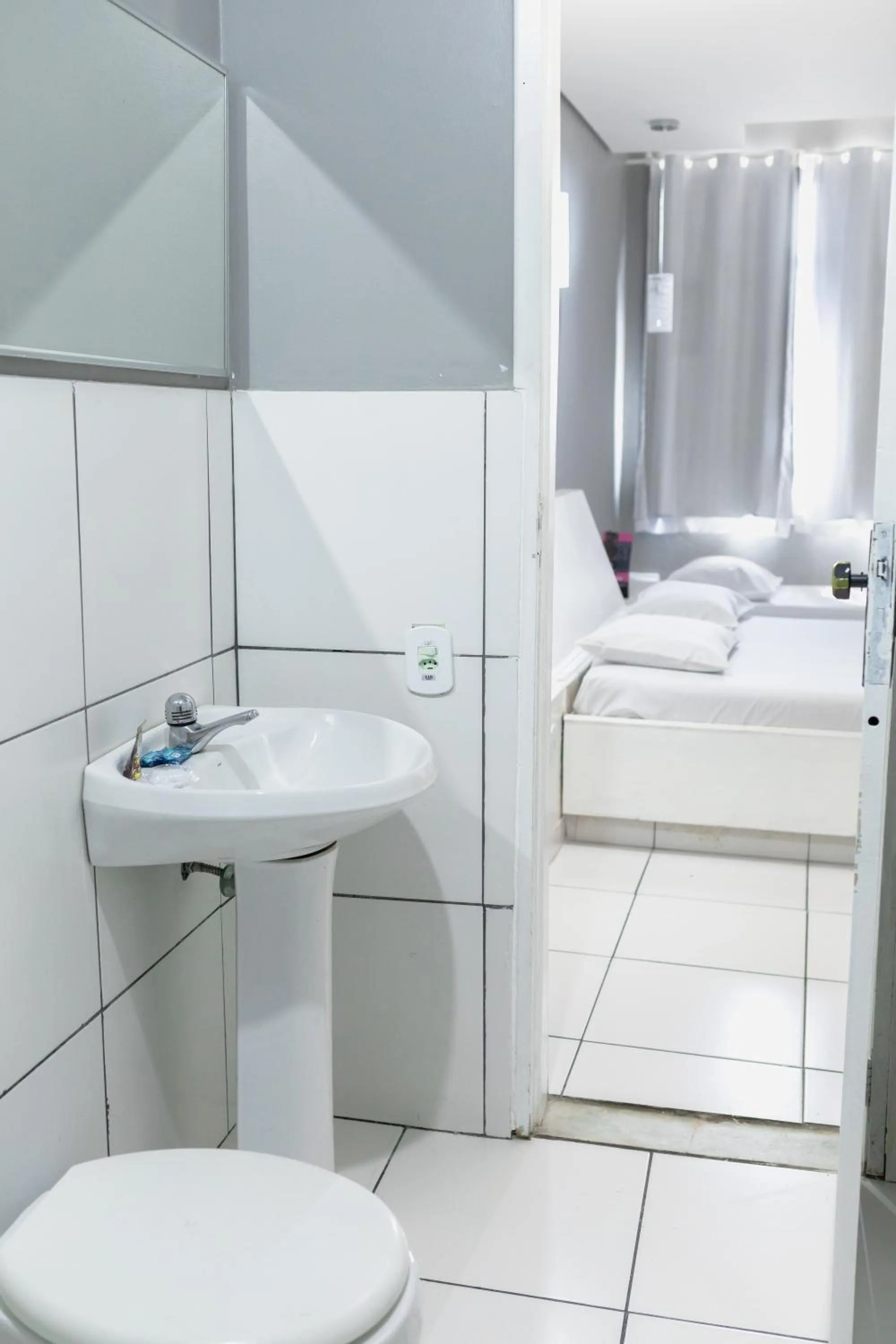 Bathroom, Bed in Hotel Avenida