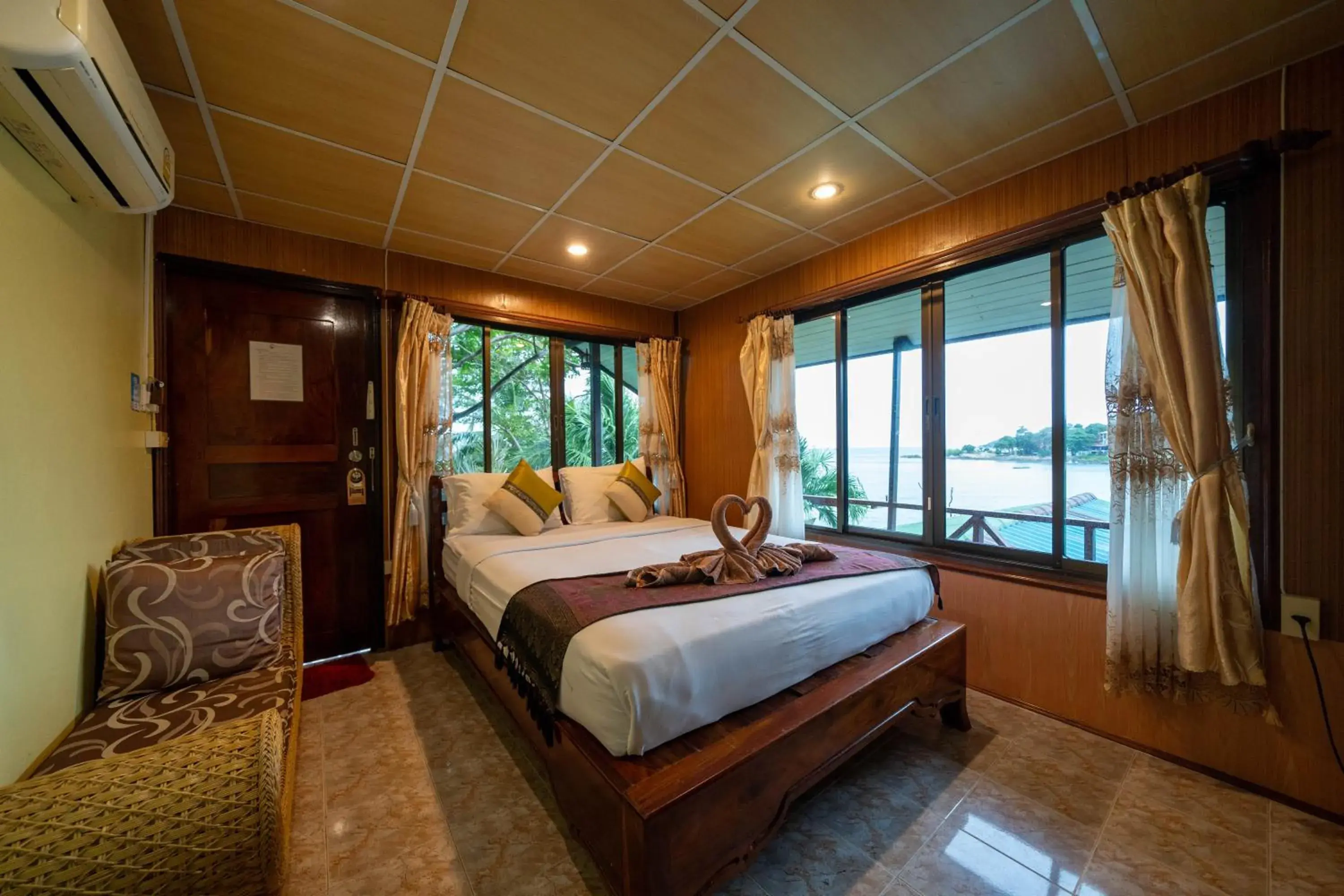 Superior Queen Room in Tongta Phaview Resort Superior Queen Room in Tongta Phaview Resort