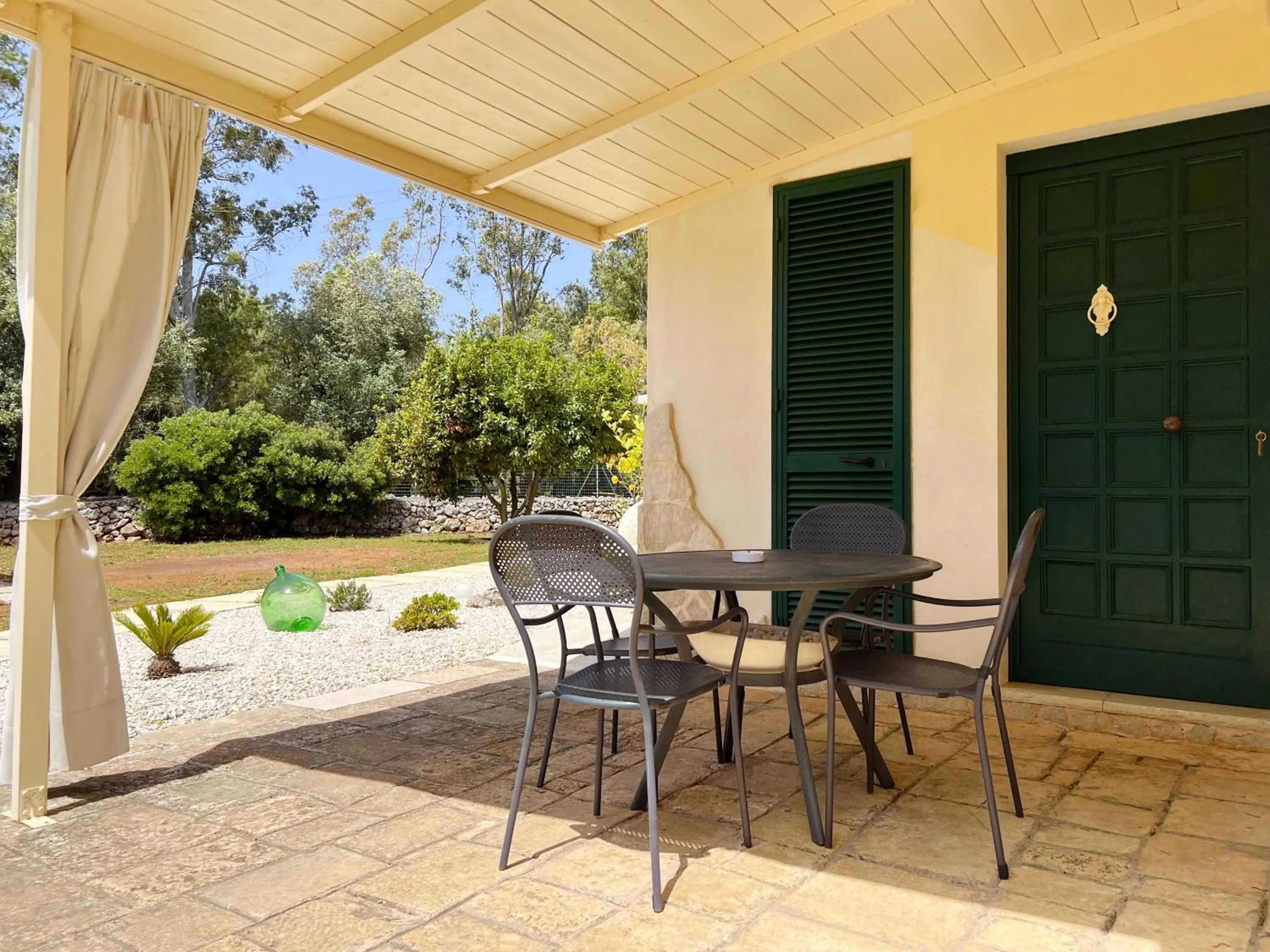 Facade/entrance in La Maison One B&B