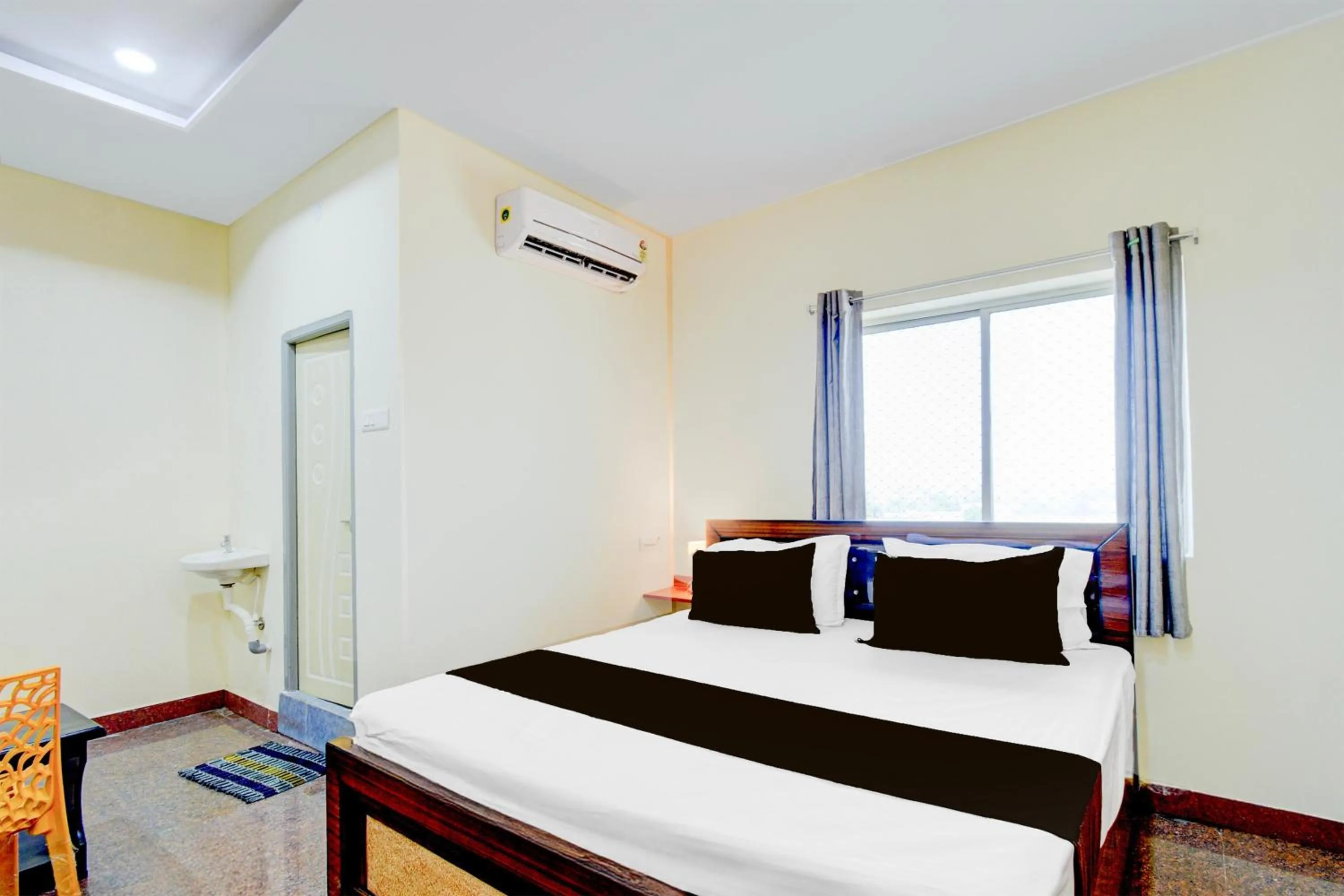 Bathroom, Bed in Hotel O SRINIVASA RESIDENCY