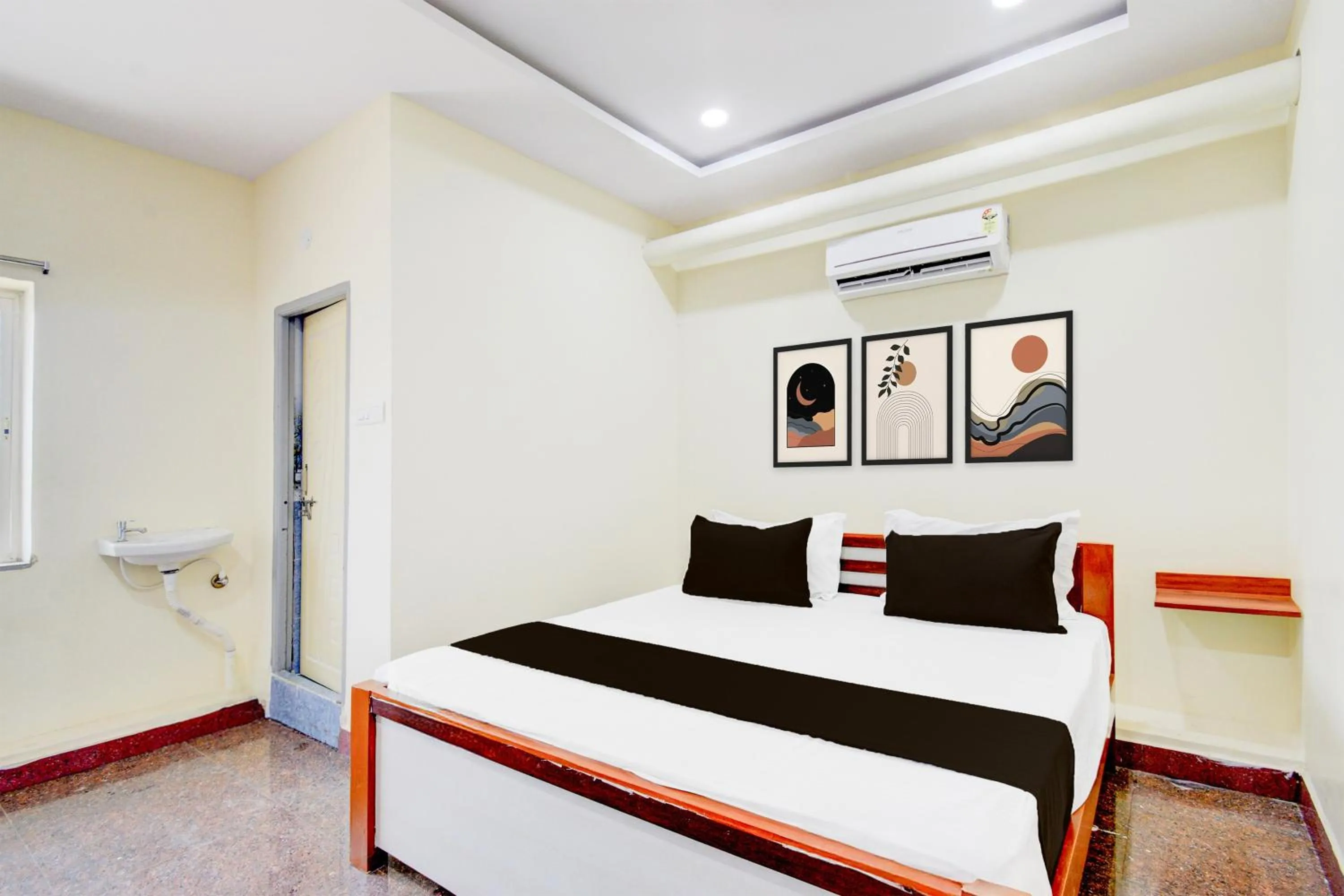 Facade/entrance, Bed in Hotel O SRINIVASA RESIDENCY